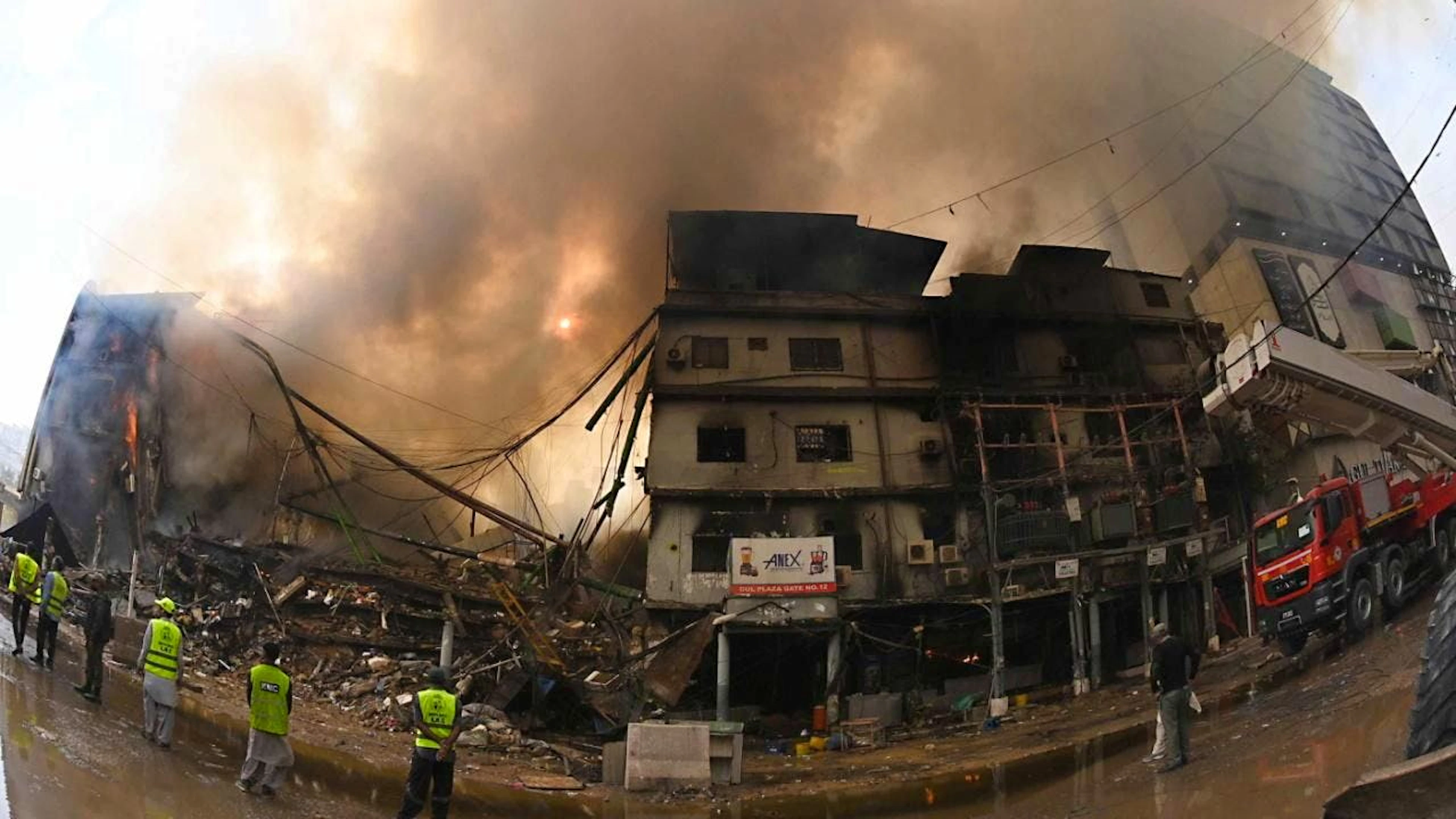 L'edificio ha bruciato per oltre 30 ore.