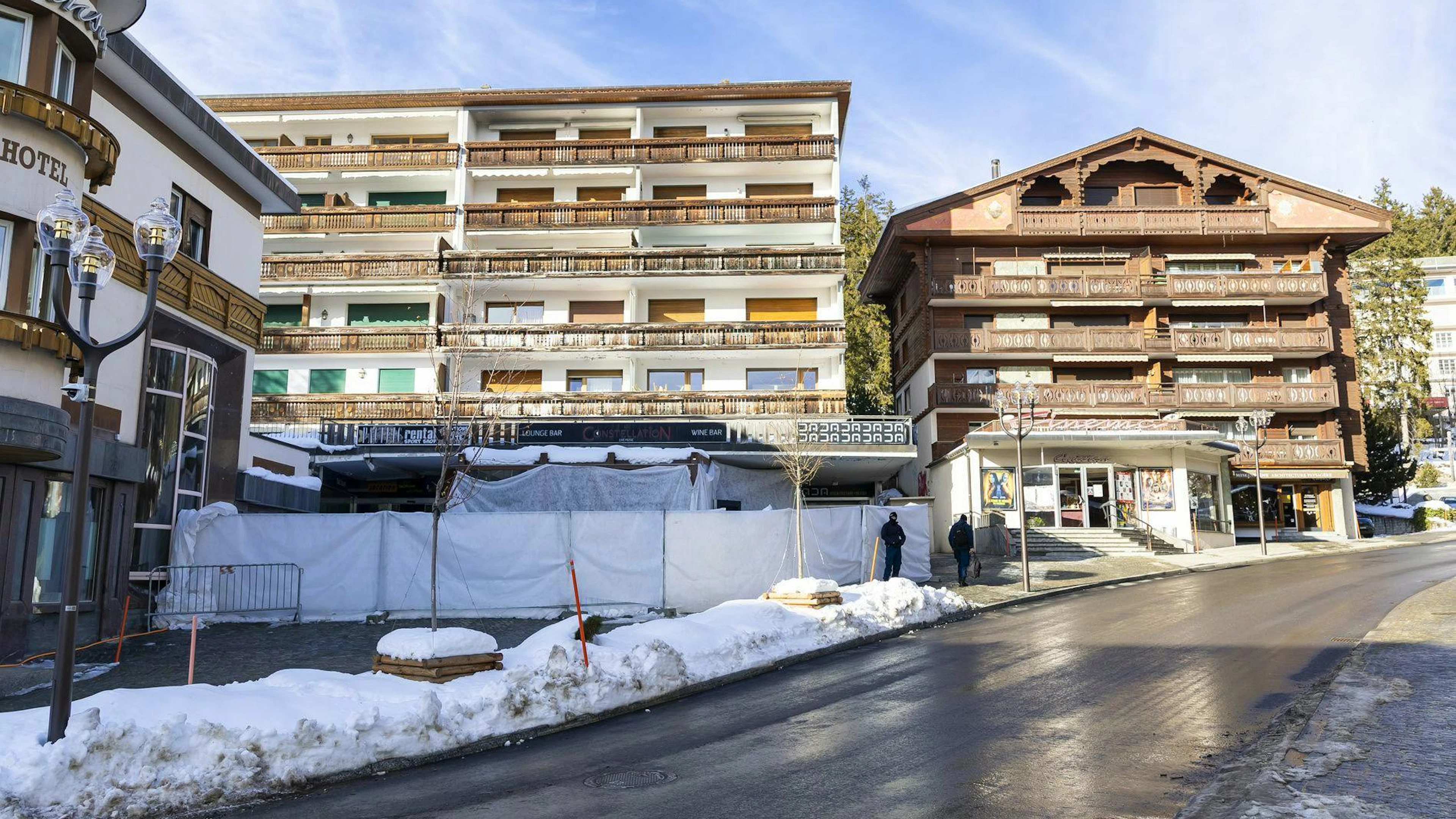 Il locale visto da fuori, con davanti le protezioni messe dalla polizia.