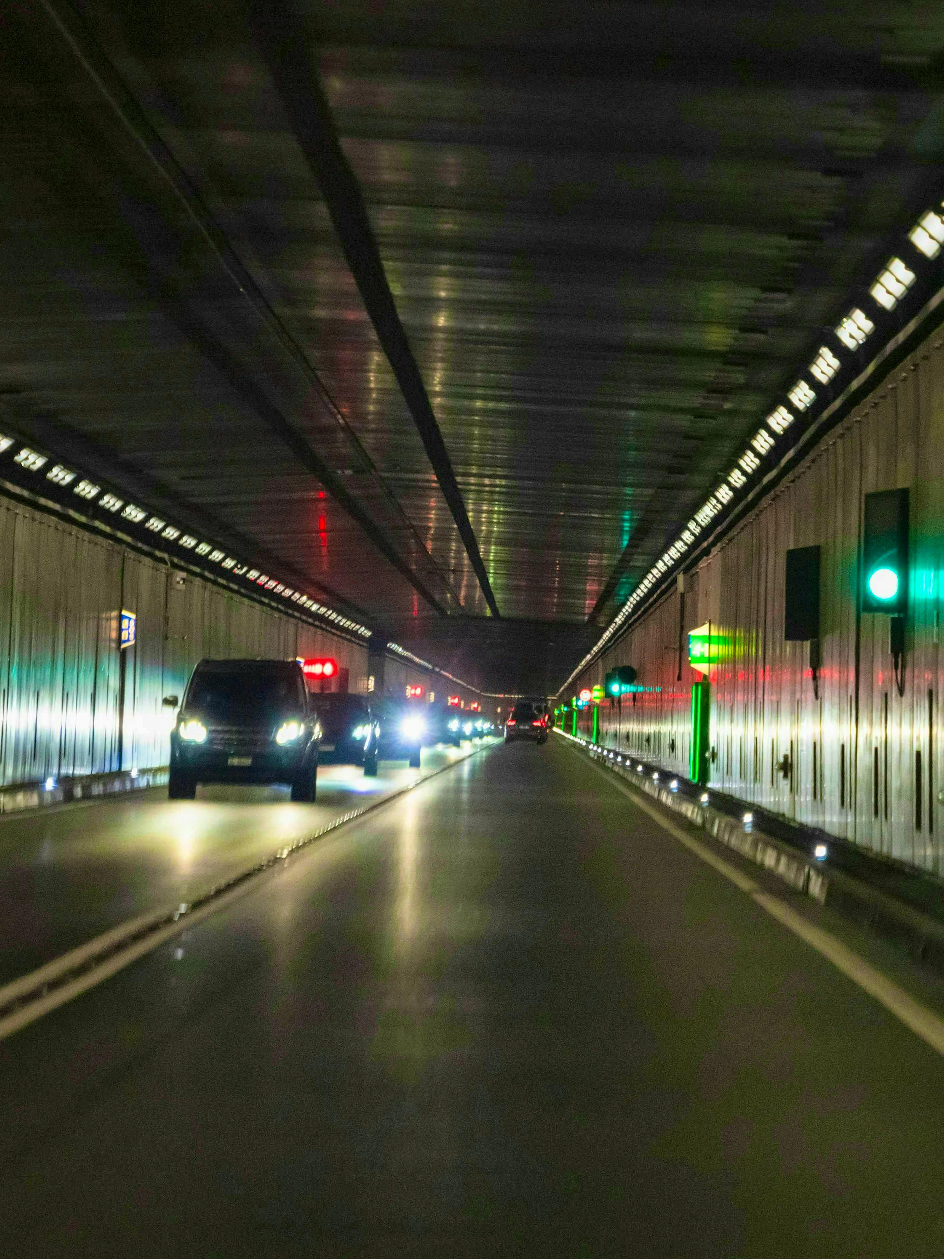 Un germanico effettua 21 sorpassi nel tunnel del San Gottardo a oltre 170 km/h