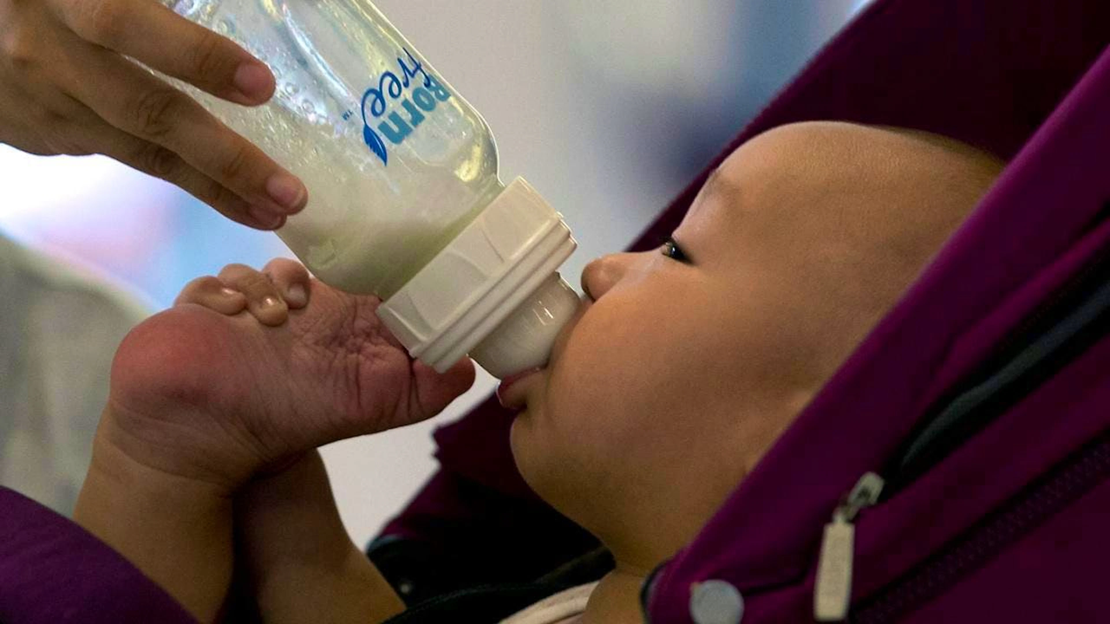 Si allarga lo scandalo del latte per neonati contaminato