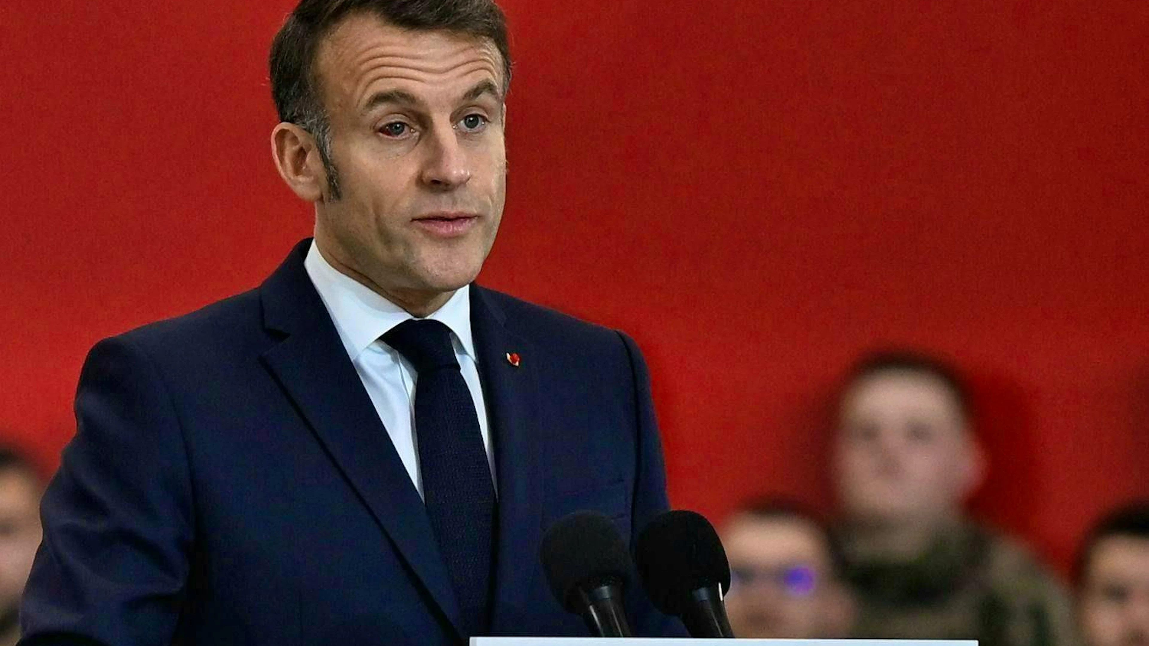 Il presidente francese Emmanuel Macron durante la sua visita alla base aerea militare di Istres, nel sud della Francia, giovedì 15 gennaio 2026: il suo problema agli occhi è chiaramente visibile. (AP Photo/Philippe Magoni, Pool)