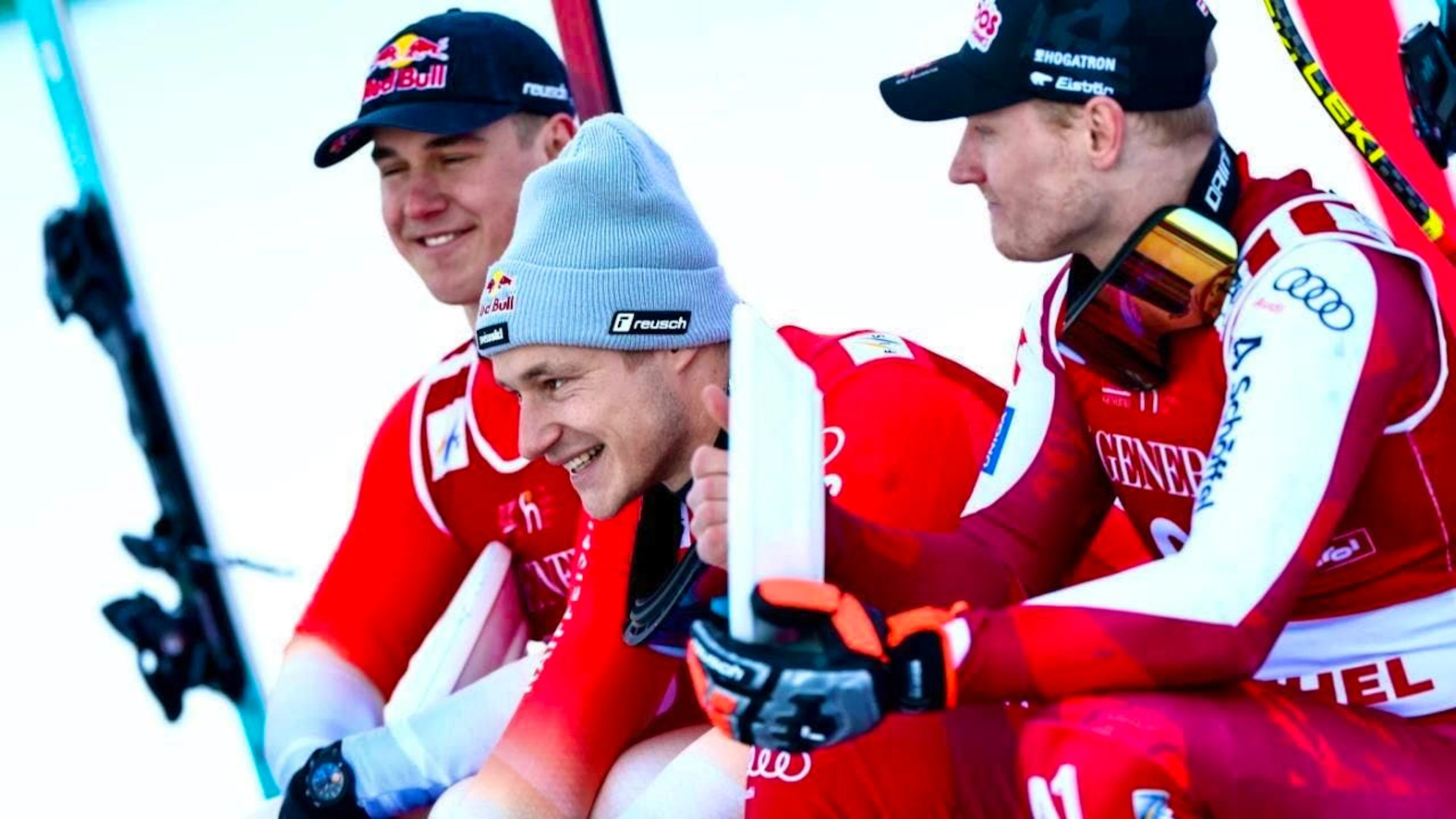 One triumph, many commitments: Marco Odermatt (gray cap) has learned from last year and wants to take it easy after another victory in the super-G.