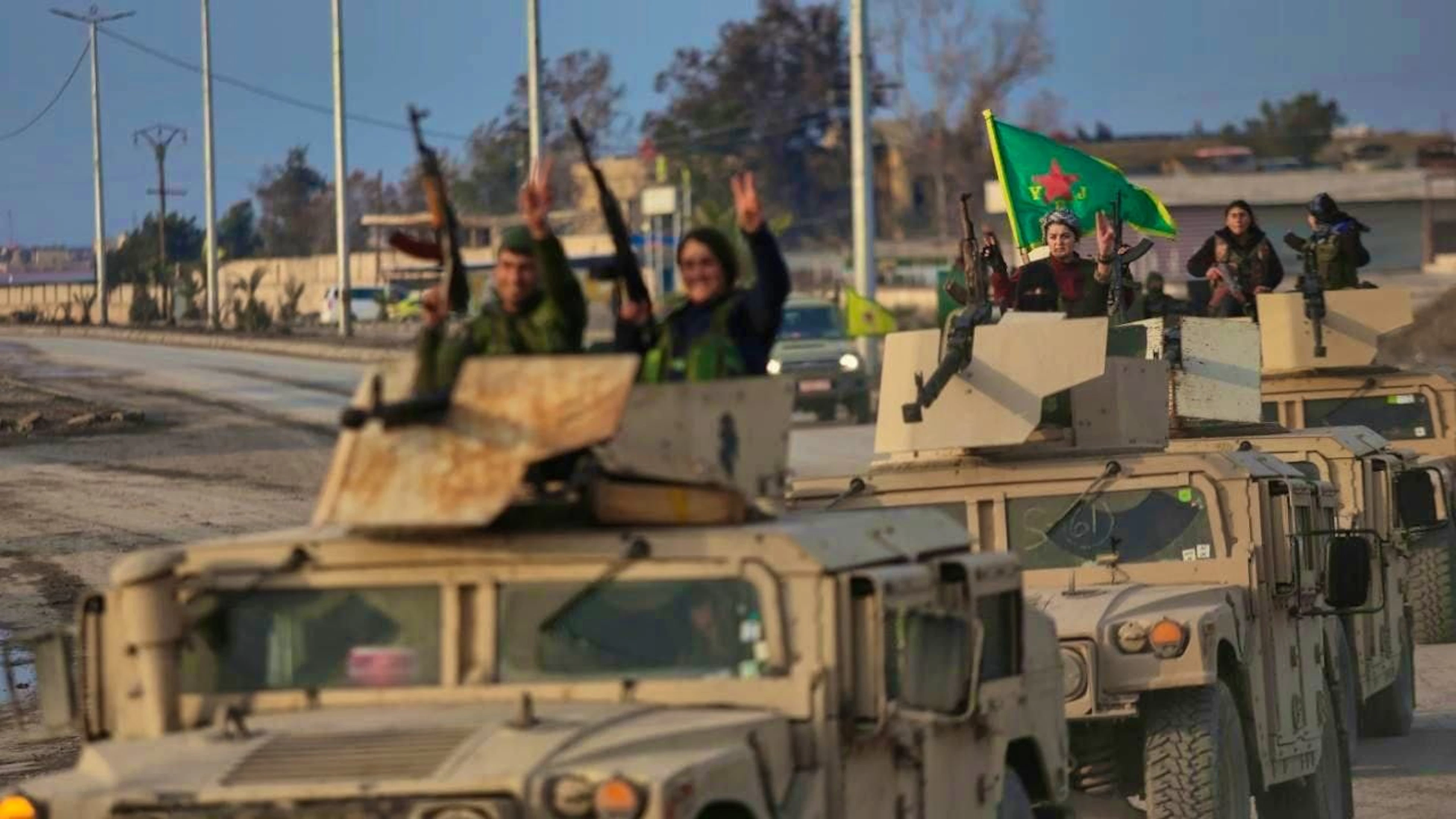 dpatopbilder - A convoy of Kurdish fighters from the Syrian Democratic Forces (SDF) shows signs of victory as it moves towards the front line shortly before the end of a four-day ceasefire with the Syrian government in Hassakeh in north-eastern Syria. Photo: Baderkhan Ahmad/AP/dpa