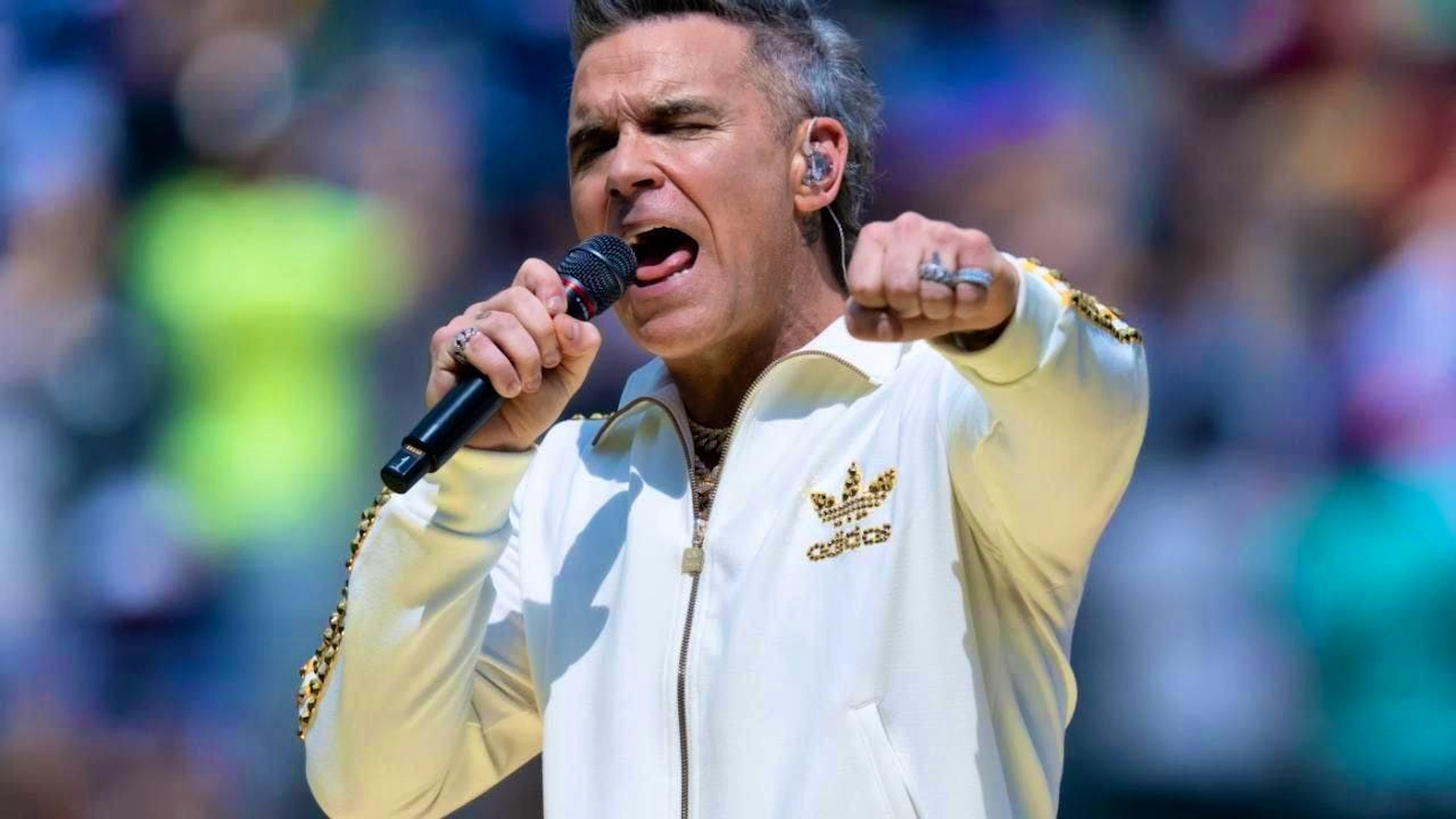 ARCHIVE - Robbie Williams at a performance in the USA. Photo: Sven Hoppe/dpa/Archive image