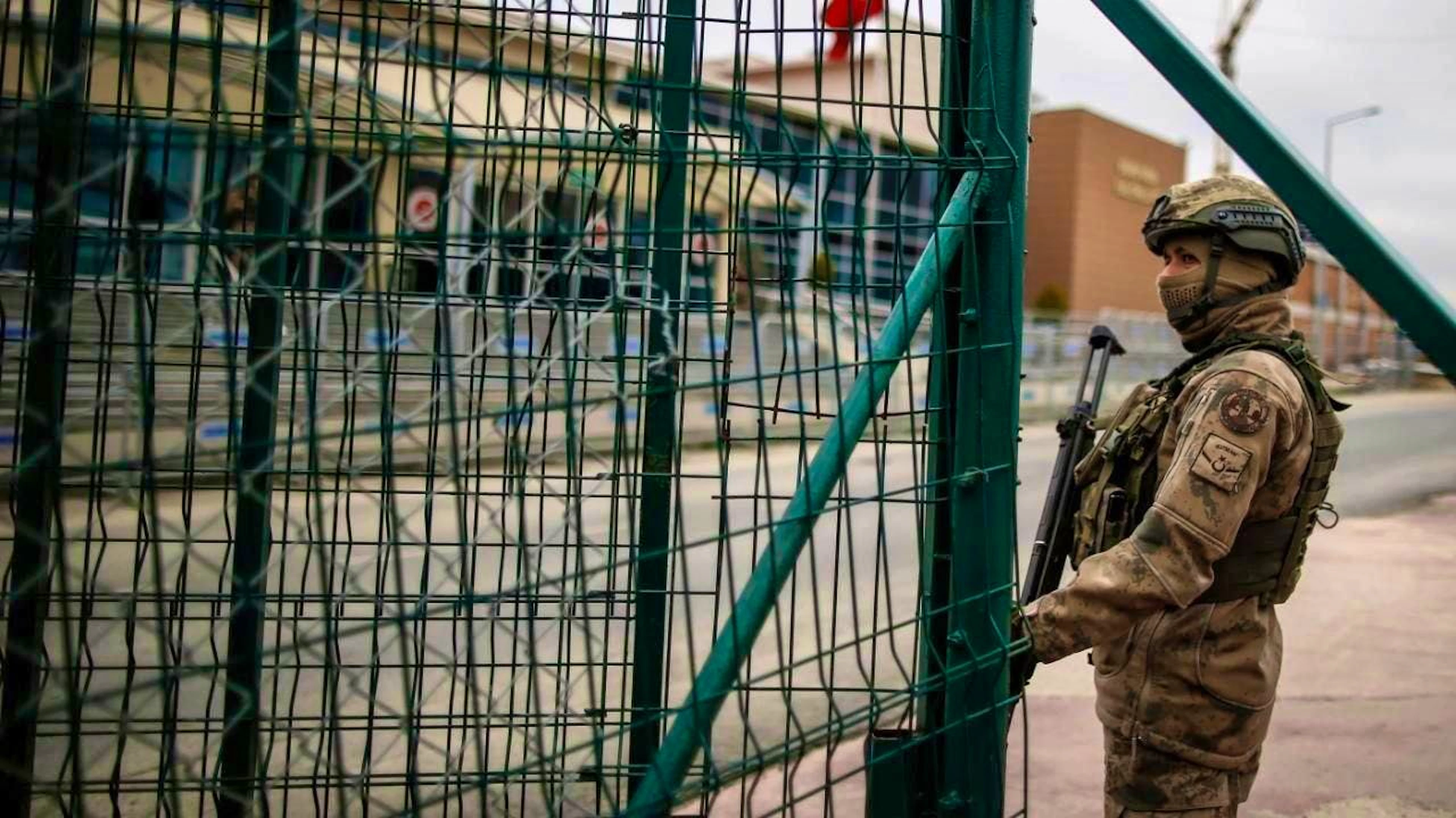 ARCHIVE - A Turkish soldier in front of the Silivri prison complex. Photo: Emrah Gurel/AP/dpa/Archive image