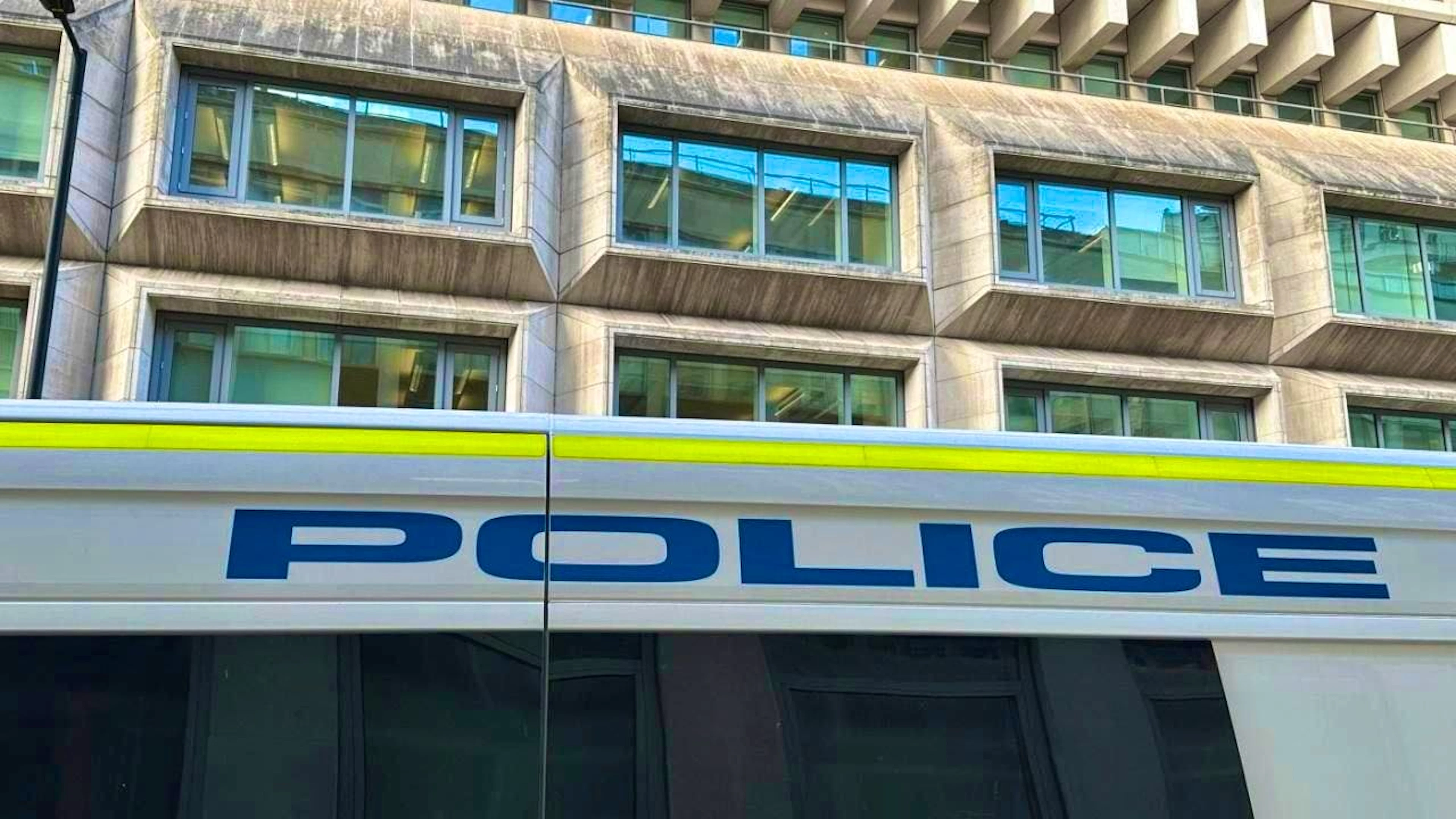 ARCHIVE - A police car in front of the British Ministry of Justice. Photo: Benedikt von Imhoff/dpa/Archive image