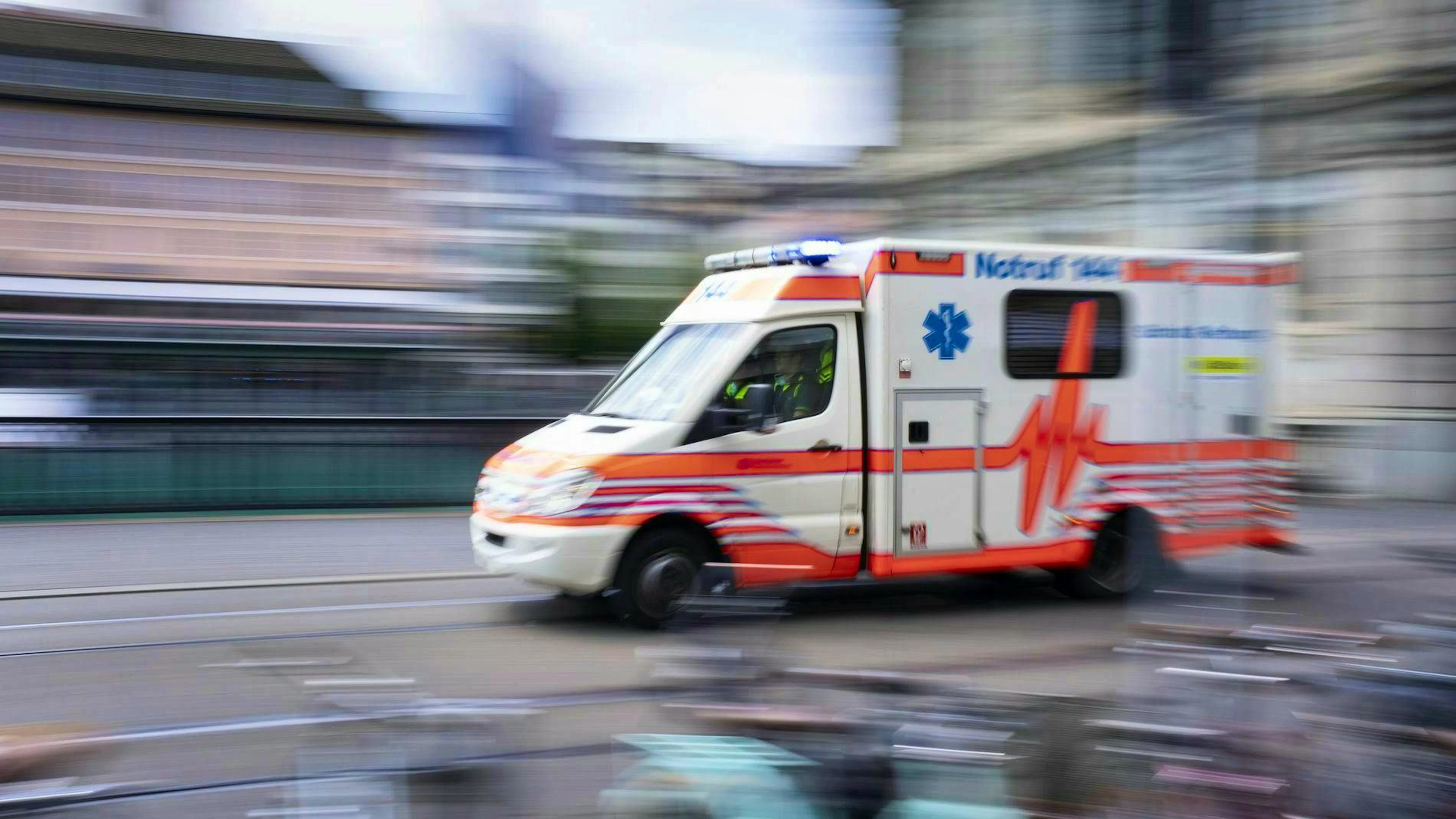 After a serious traffic accident in Stans NW, the 27-year-old driver and a child who was hit had to be taken to hospital.