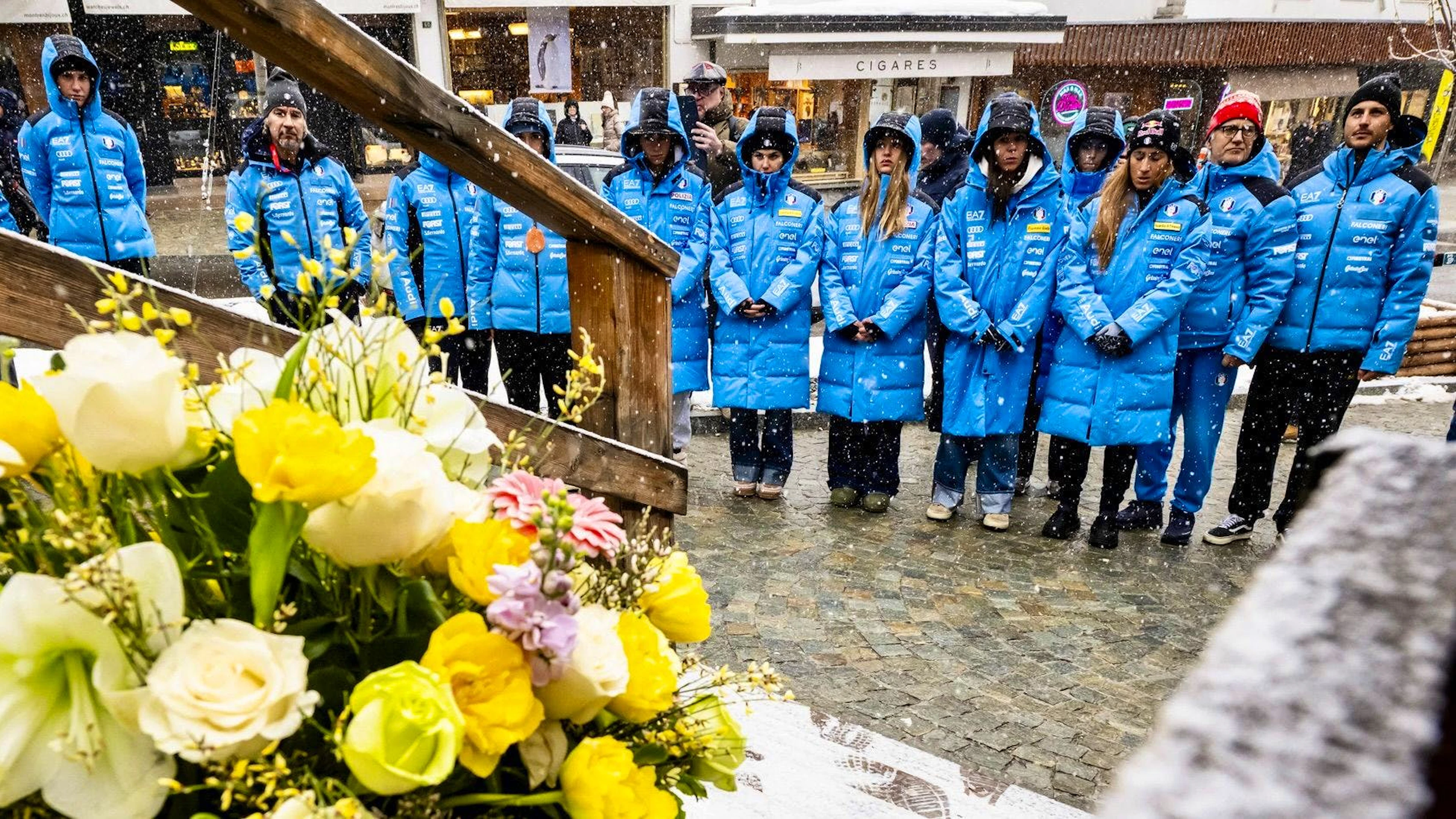 L’équipe italienne de ski s'est recueillie devant le bar «Le Constellation».