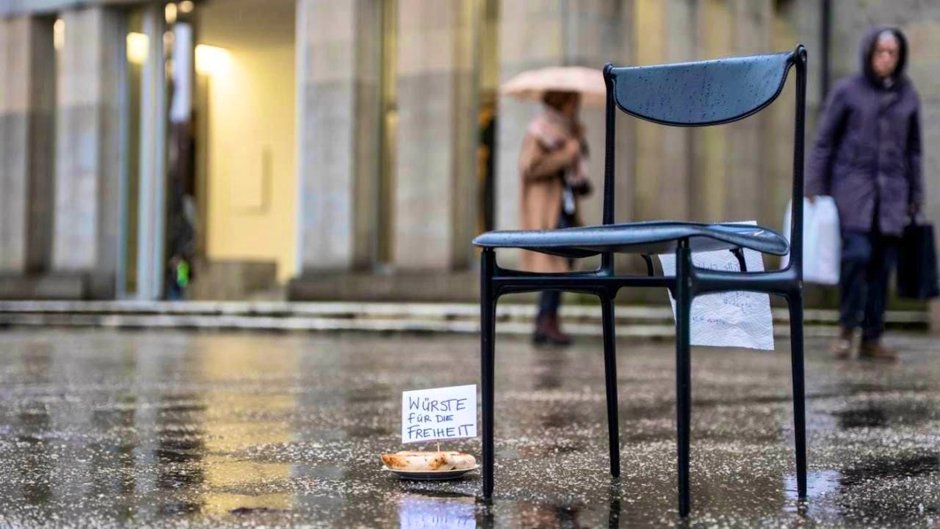 With an art installation in front of the Kunsthaus in Zurich, convicted local councillor Sanija Ameti (non-party) says goodbye to the public eye.