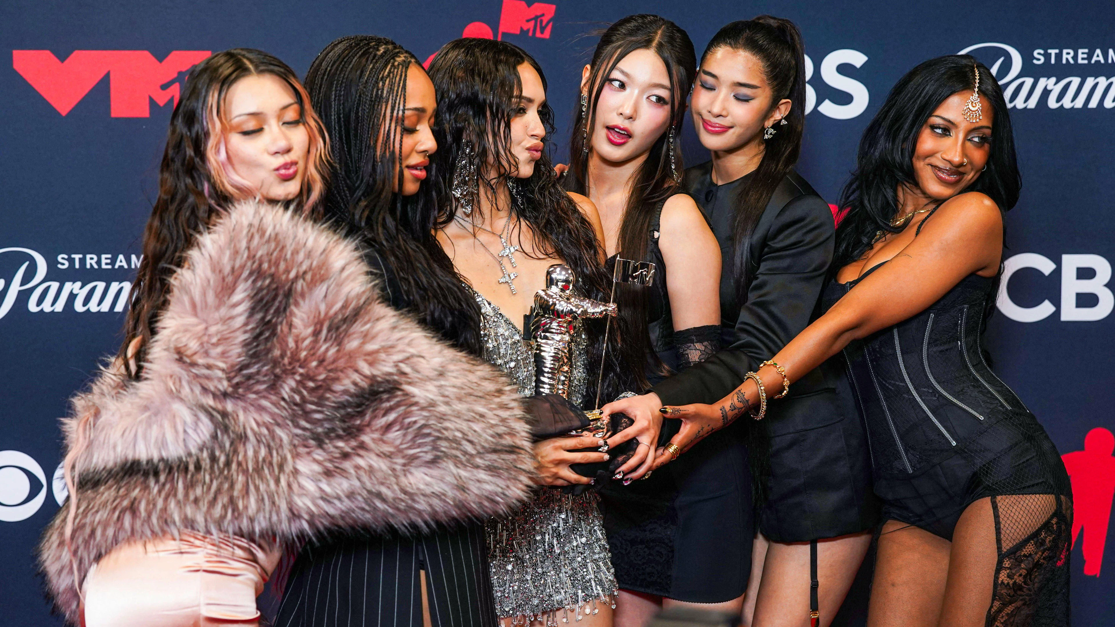 Und an den MTV Video Music Awards im September 2025 in New York: Megan Skiendiel, Manon Bannerman, Daniela Avanzini, Yoonchae Jeong, Sophia Laforteza and Lara Raj (v.l.n.r).