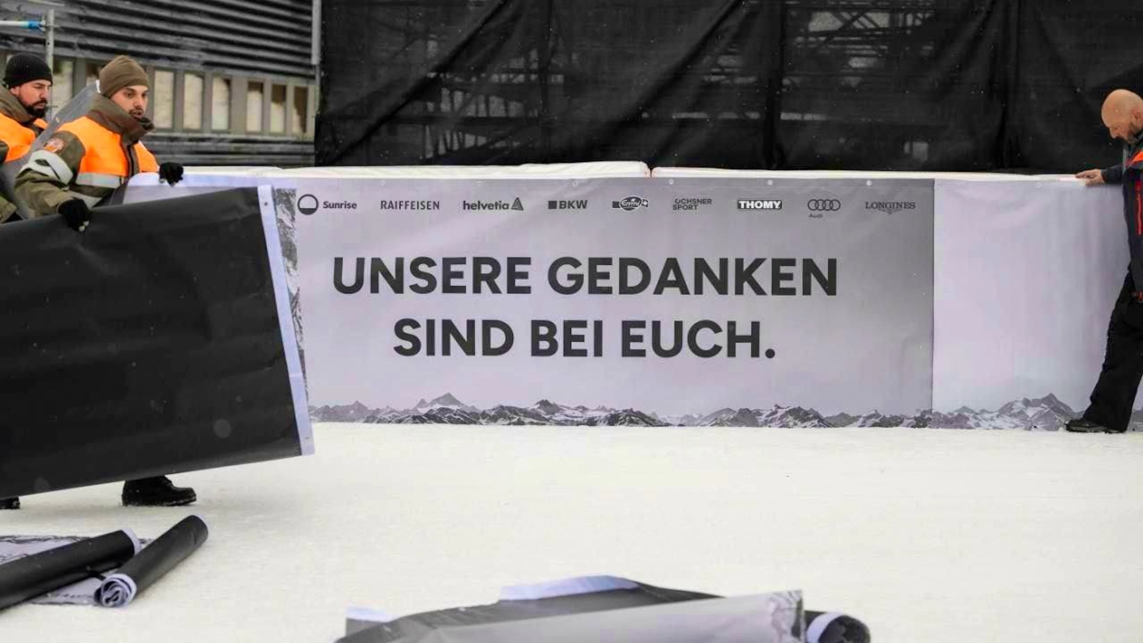 At this year's World Cup races in Crans-Montana, the sponsors will have a different appearance than usual: the advertising boards will be all white and black.