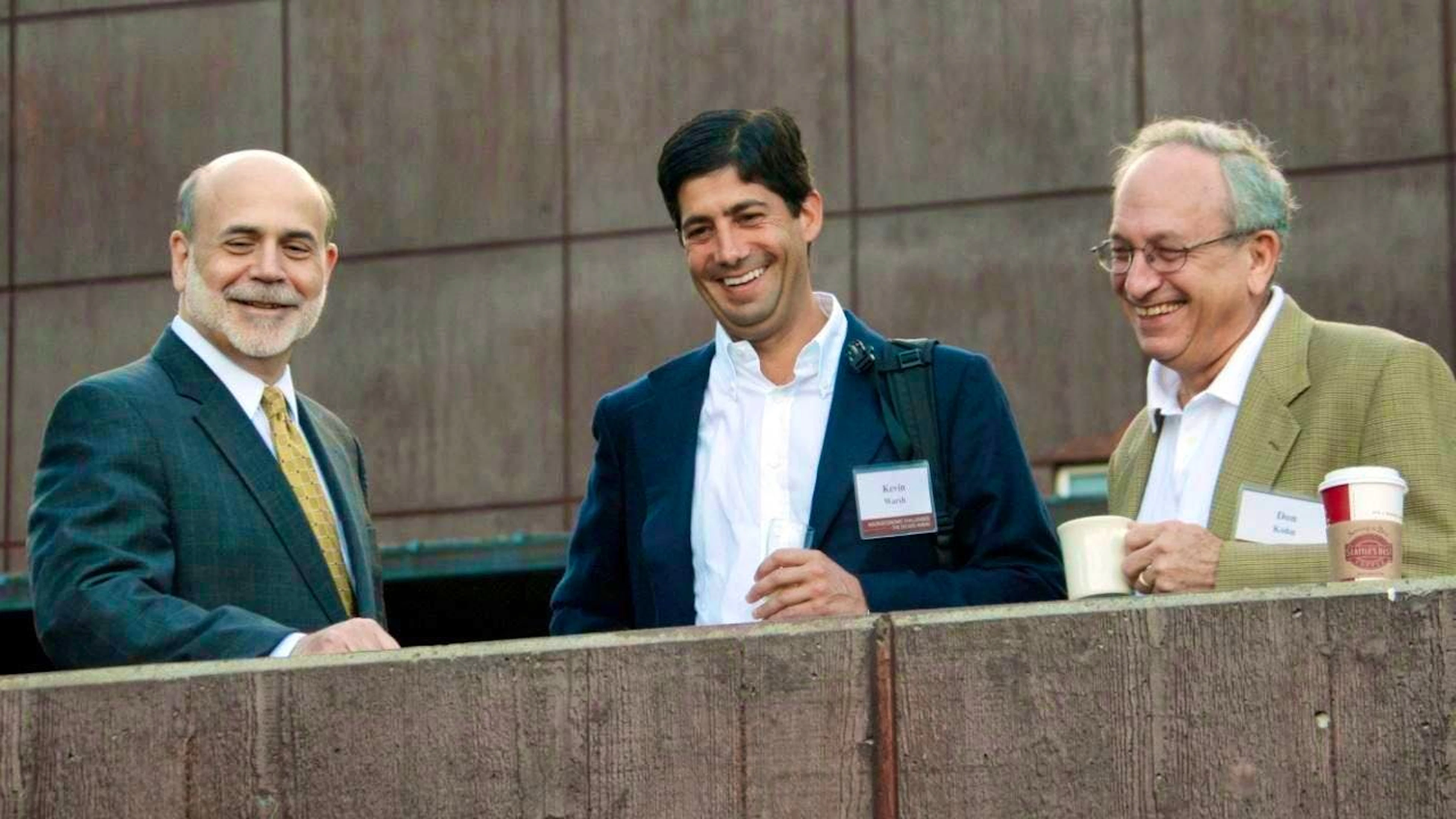 US President Donald Trump has nominated former Fed Governor Kevin Warsh as the successor to Federal Reserve Chairman Jerome Powell. The US Senate still has to confirm Trump's nominee. (Archive image from 2010. Kevin Warsh is in the middle)