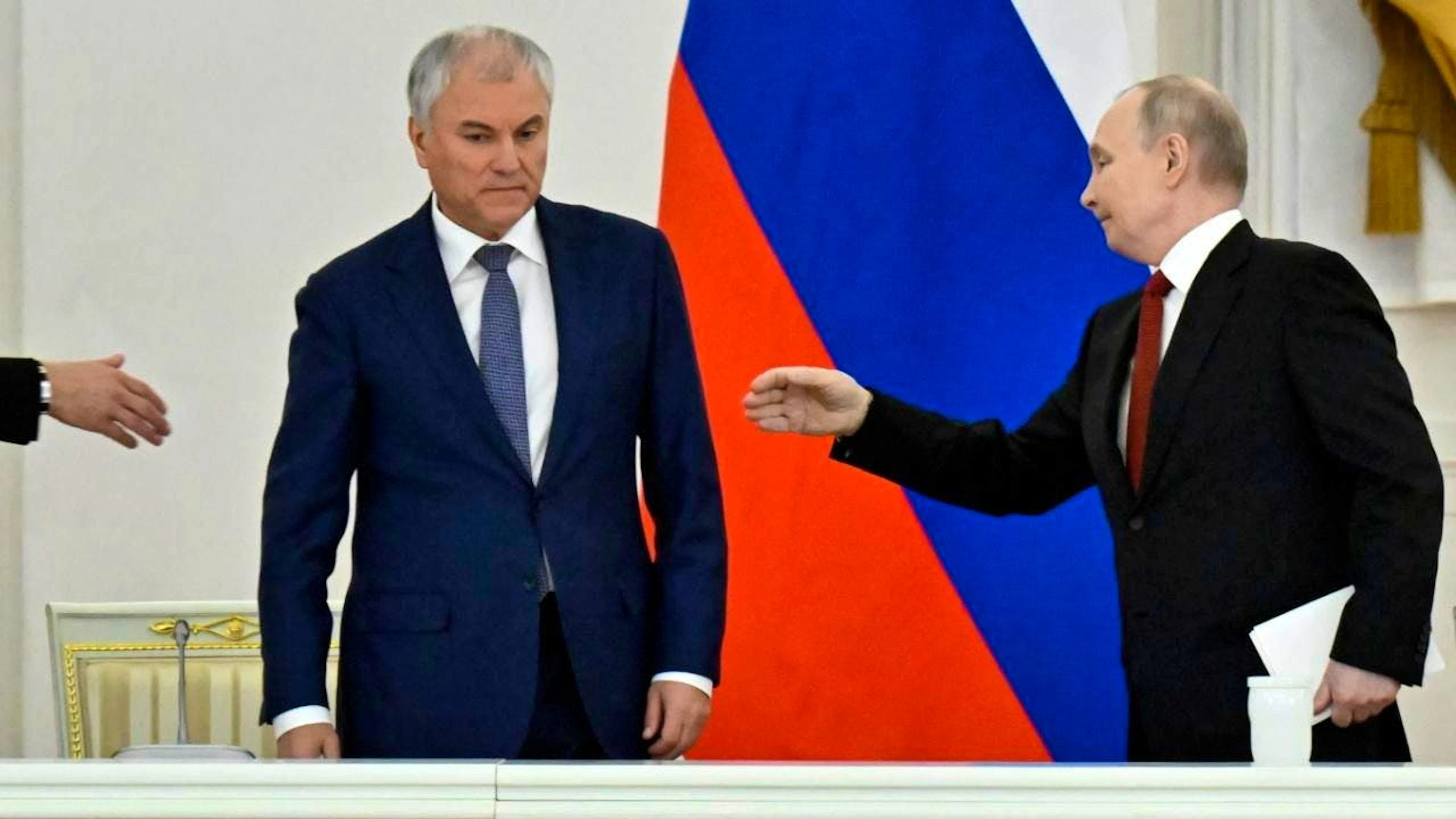 Il presidente della Duma Vyacheslav Volodin qui immortalato insieme al presidente russo Vladimir Putin