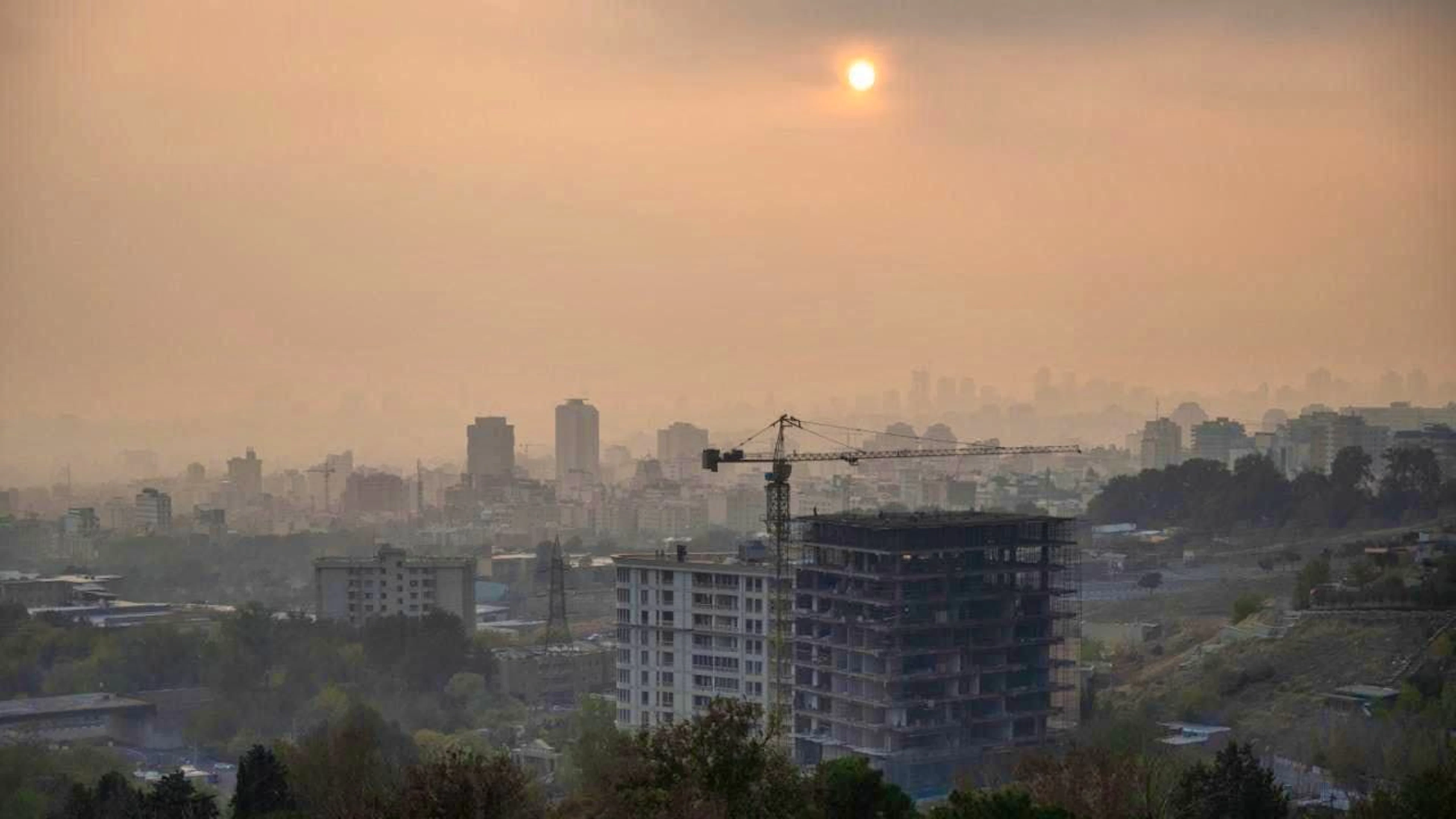 ARCHIVE - Thick smog hangs over the Iranian capital. Photo: Arne Immanuel Bänsch/dpa