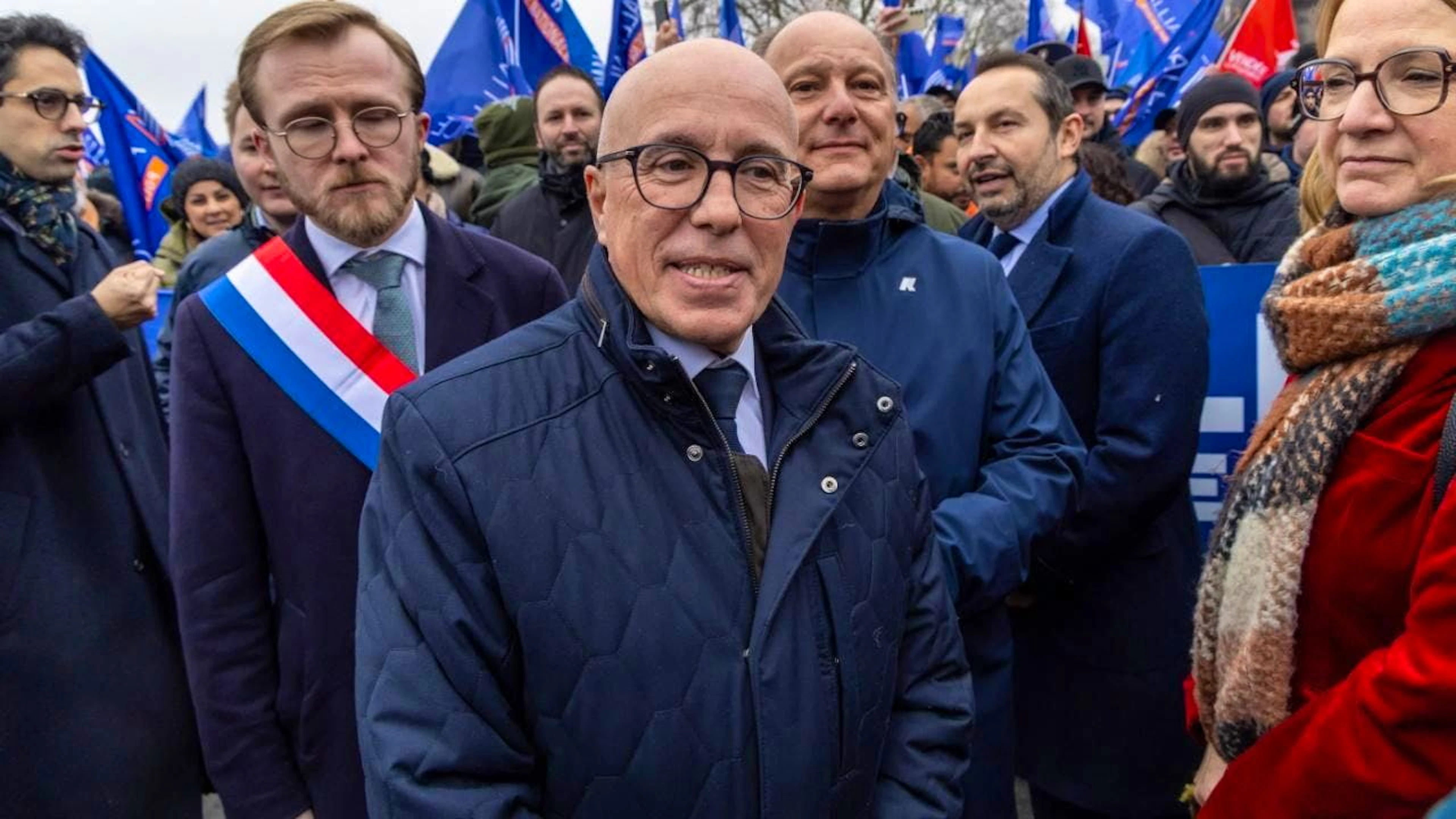 Eric Ciotti (au centre), président de l'Union des Republicains (UDR) peut être satisfait de son poulain, Antoine Valentin, qui ravit le siège de la 3e circonscription de Haute-Savoir à son ancien parti, les Républicains, dont il a quitté la présidence pour se rapprocher du RN.