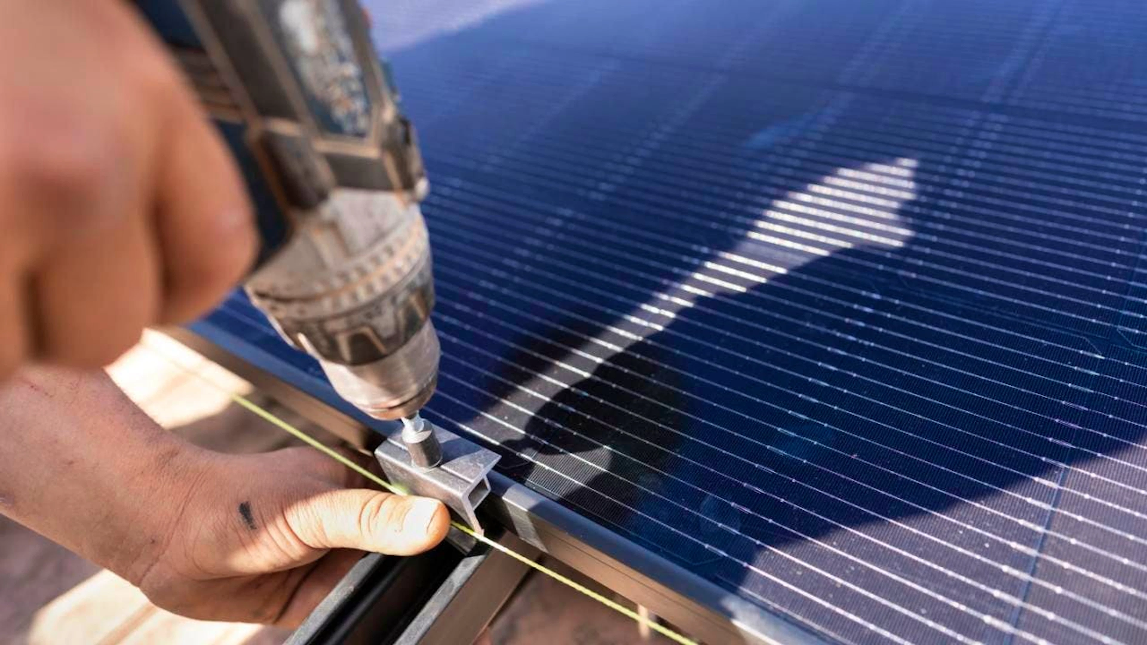 La nouvelle loi vaudoise sur l'énergie obligera à poser des panneaux solaires pour les nouveaux bâtiments, mais seulement en cas de rénovation pour ceux existants, et avec finalement la suppression d'un délai à 2039 (photo symbolique).