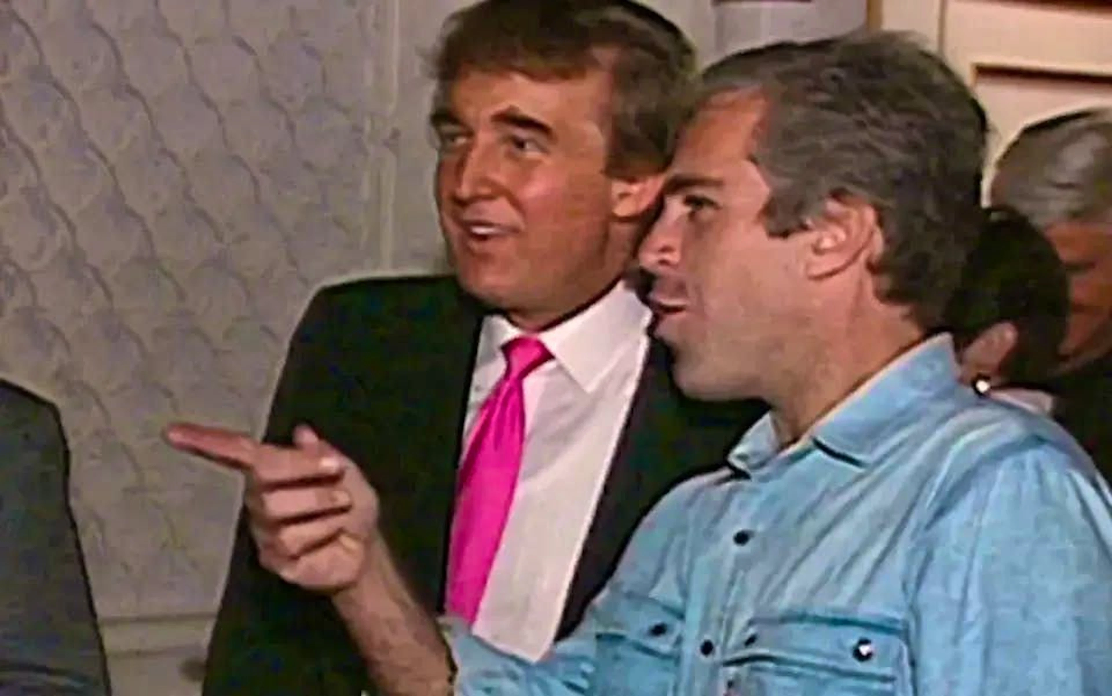 Trump e Epstein a una festa.