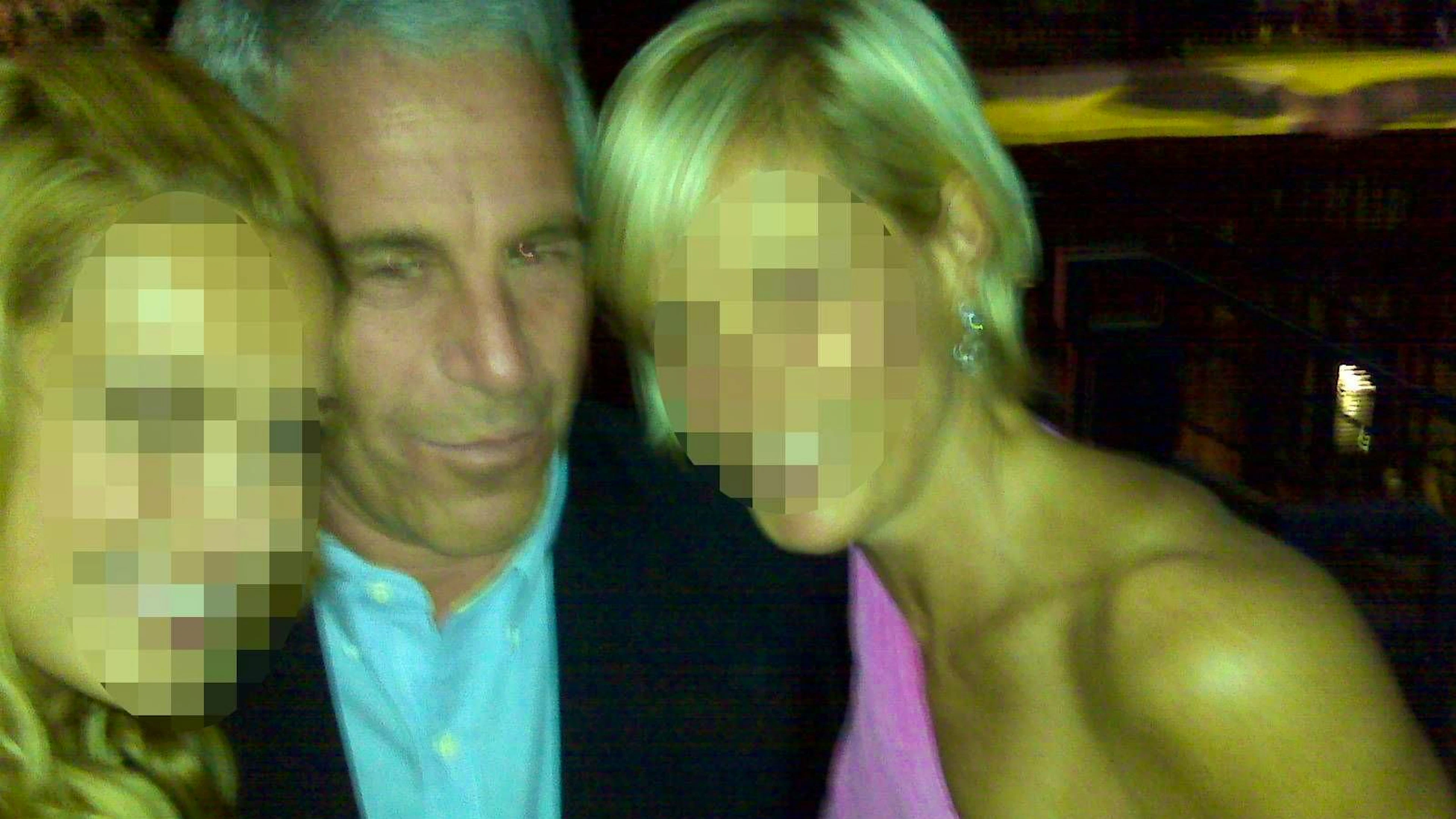 Jeffrey Epstein mit zwei Frauen.