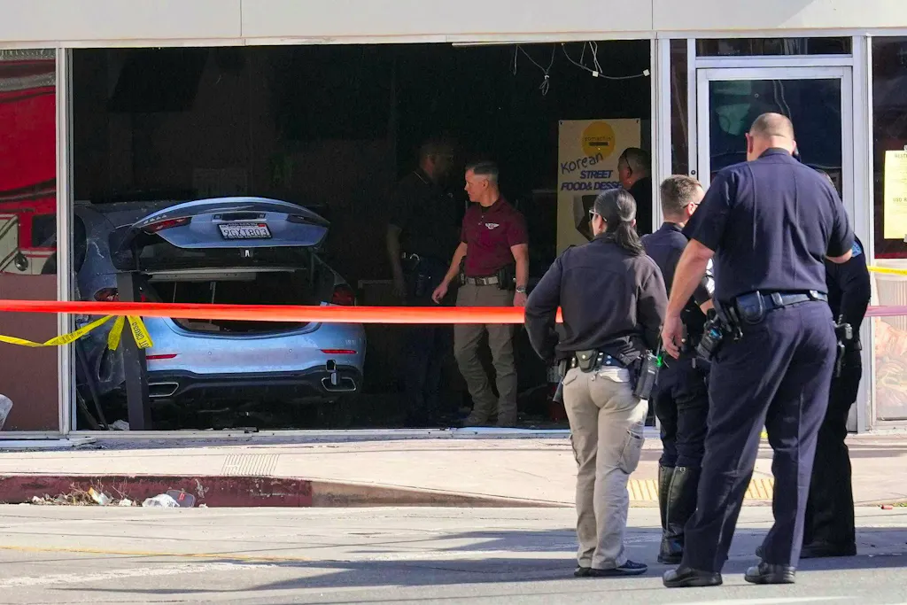 Car driver (92) crashes into supermarket in Los Angeles: three dead ...