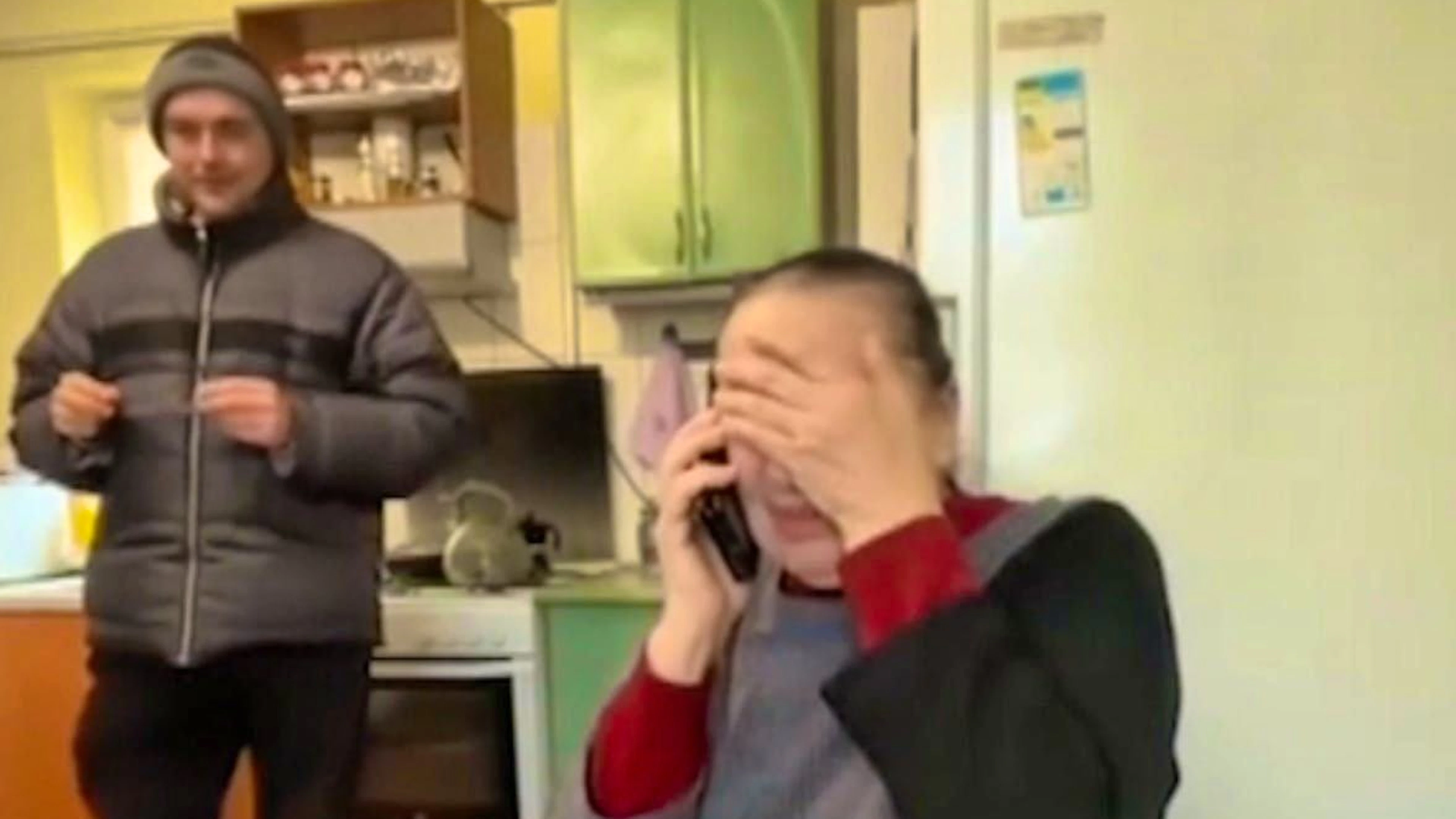 Lorsque sa mère a appris qu'il était encore en vie, elle a pleuré de bonheur.