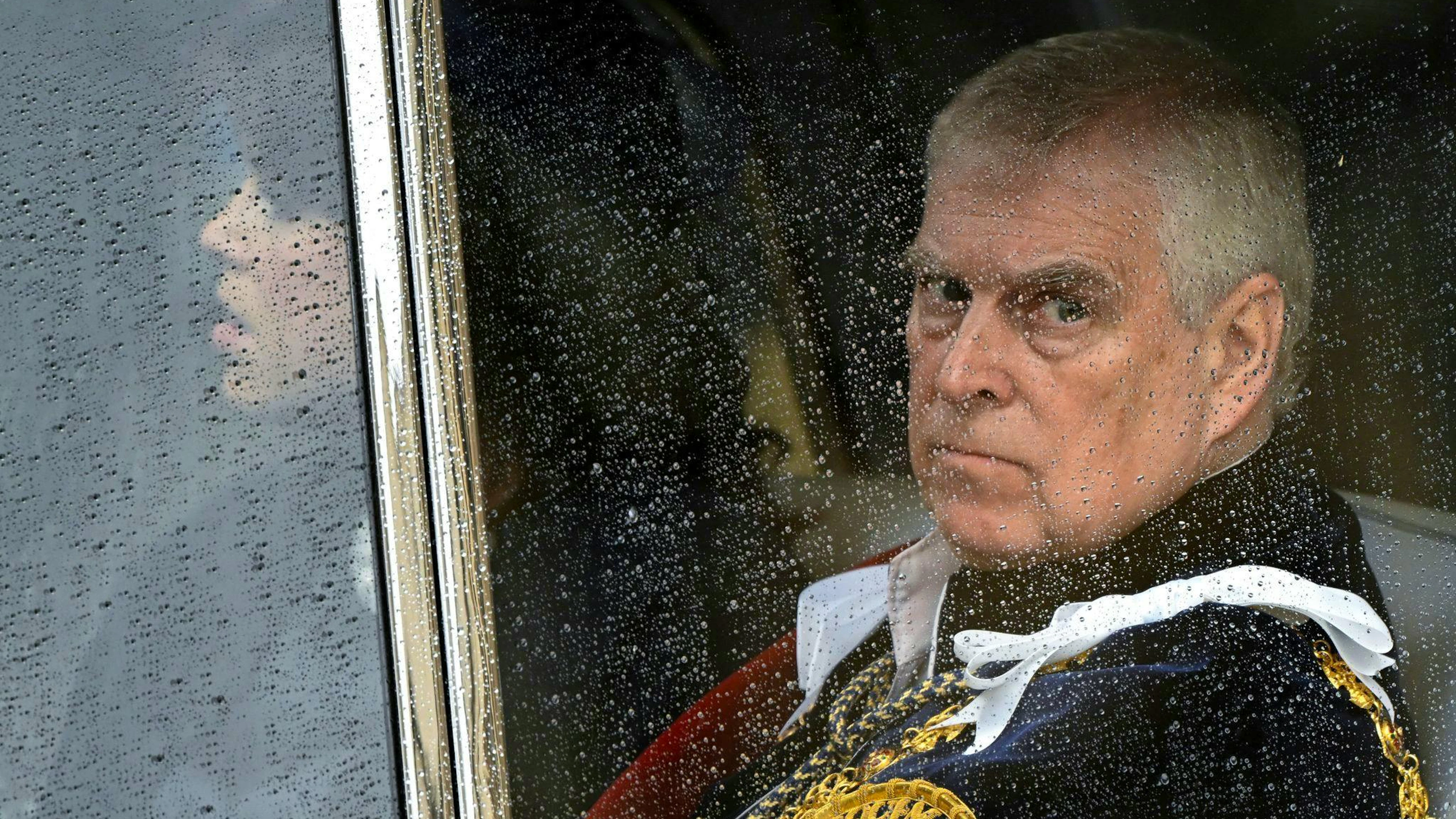 Die britische Königsfamilie rund um König Charles hat sich von Andrew offiziell distanziert und ihm 2025 auch alle Titel entzogen. Denn der ehemalige Prinz Andrew taucht in den Epstein-Akten prominent auf und ist tief verstrickt. (Archivbild)