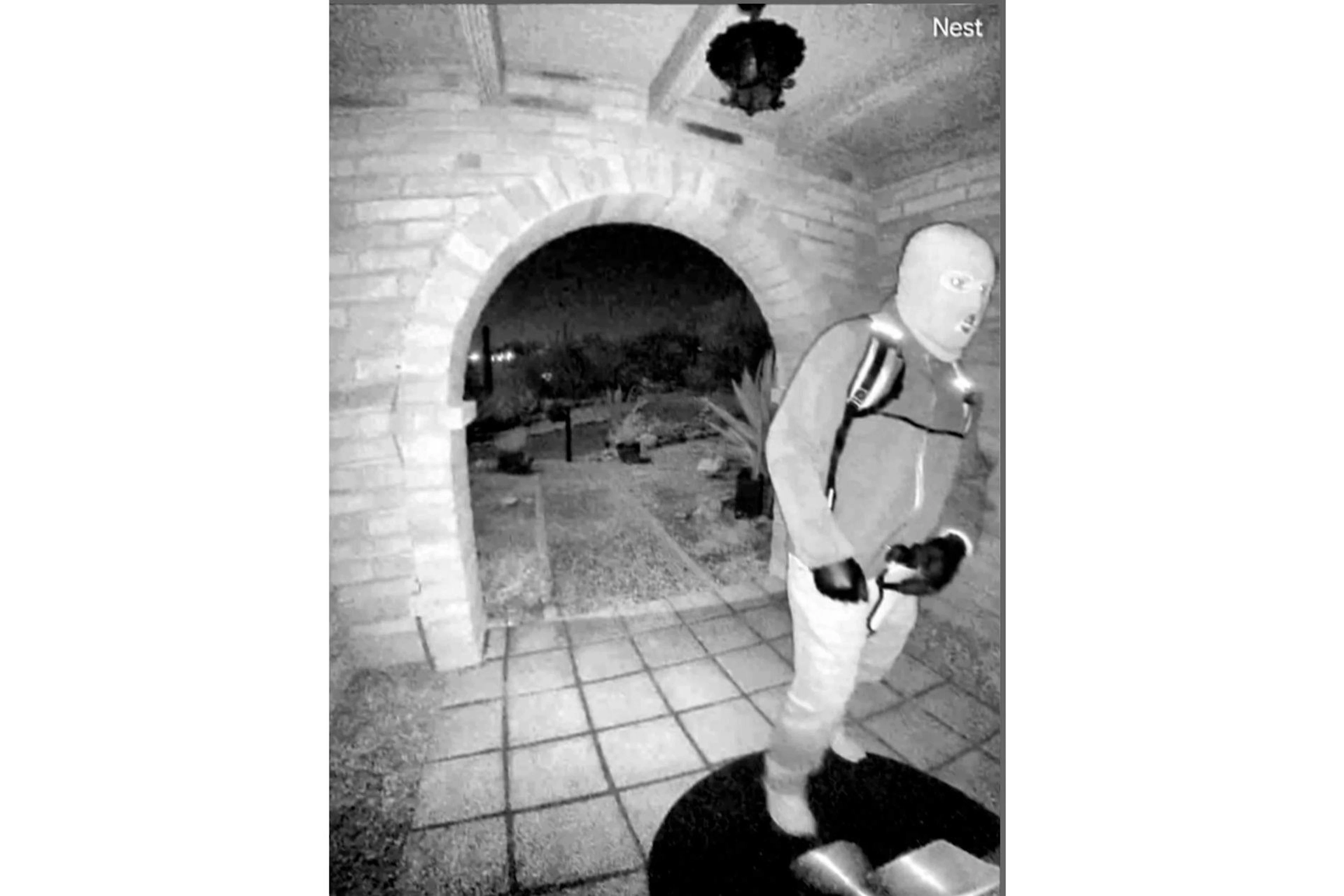 FBI Aufnahme einer Überwachungskamera, die in der Tatnacht einen maskierten Mann auf der Veranda zeigen sollen.