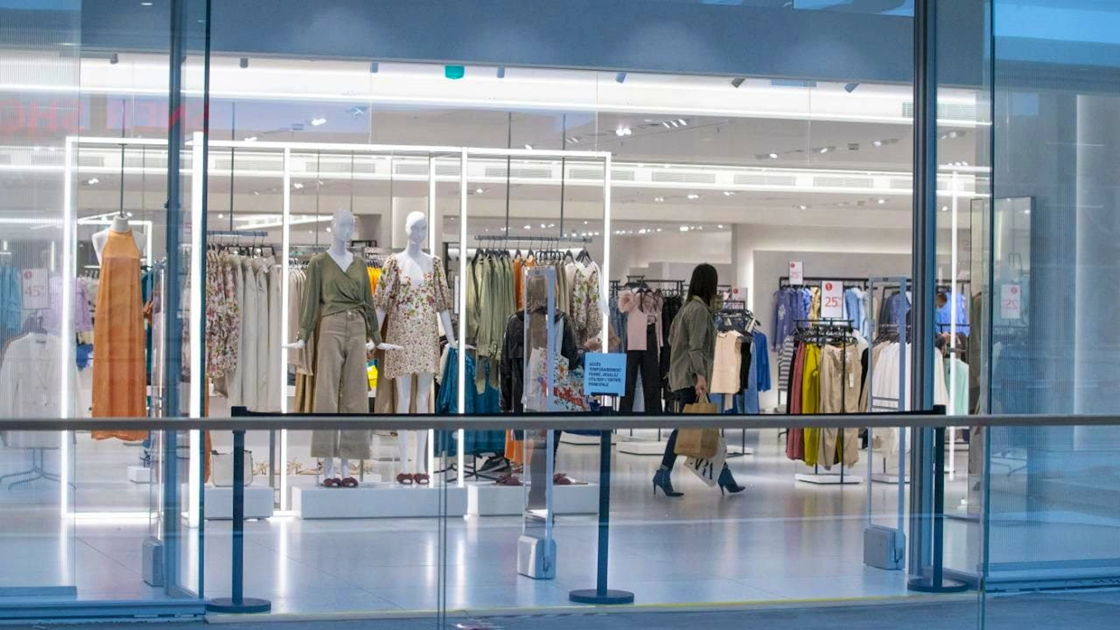 Ces dernières années, le prêt-à-porter a subi de plein fouet plusieurs coups durs, de la révolution des pionniers de la mode éphémère comme Zara ou H&M, à l'arrivée des places de marchés comme Zalando ou plus récemment du concurrent chinois Shein (image d'illustration).