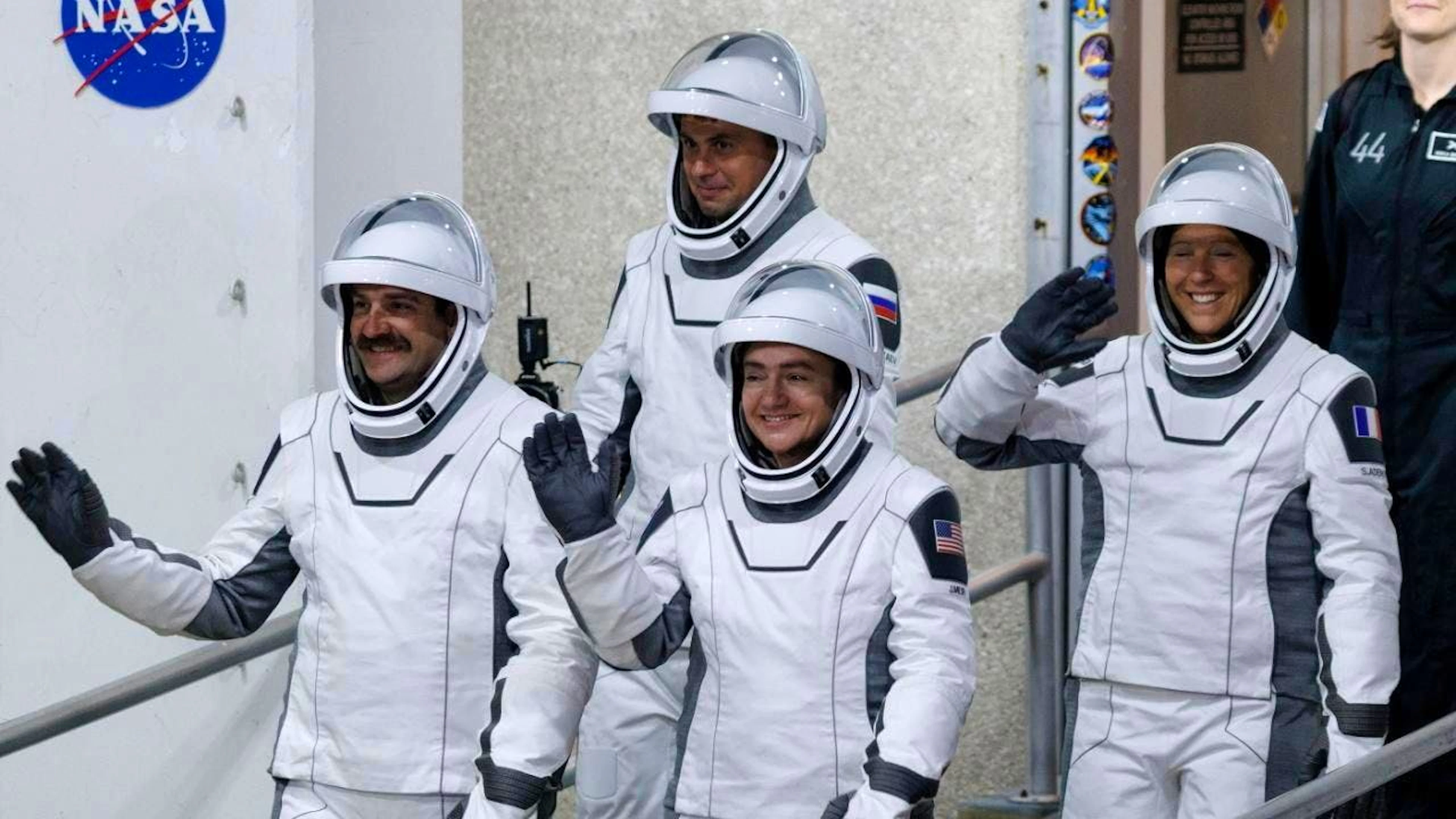 De gauche à droite, le pilote Jack Hathaway, Jessica Meir, Andrey Fedyaev et Sophie Adenot en route vers la fusée qui les mènera à l'ISS.