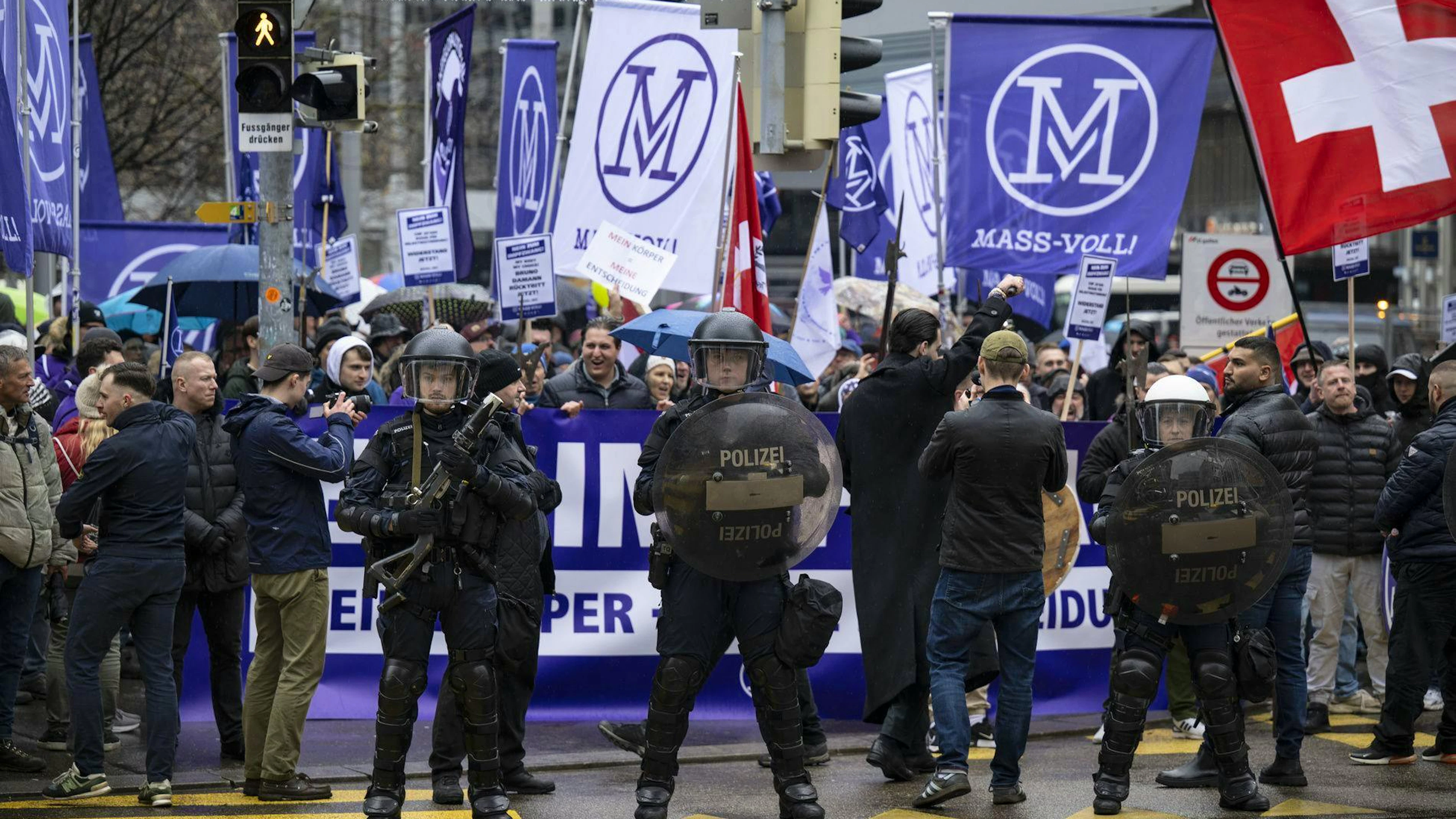 La police protège une manifestation organisée par Mass-Voll contre l'article sur l'obligation vaccinale dans la nouvelle loi sur la santé de Saint-Gall d'une contre-manifestation annoncée, le samedi 14 février 2026, à Saint-Gall.