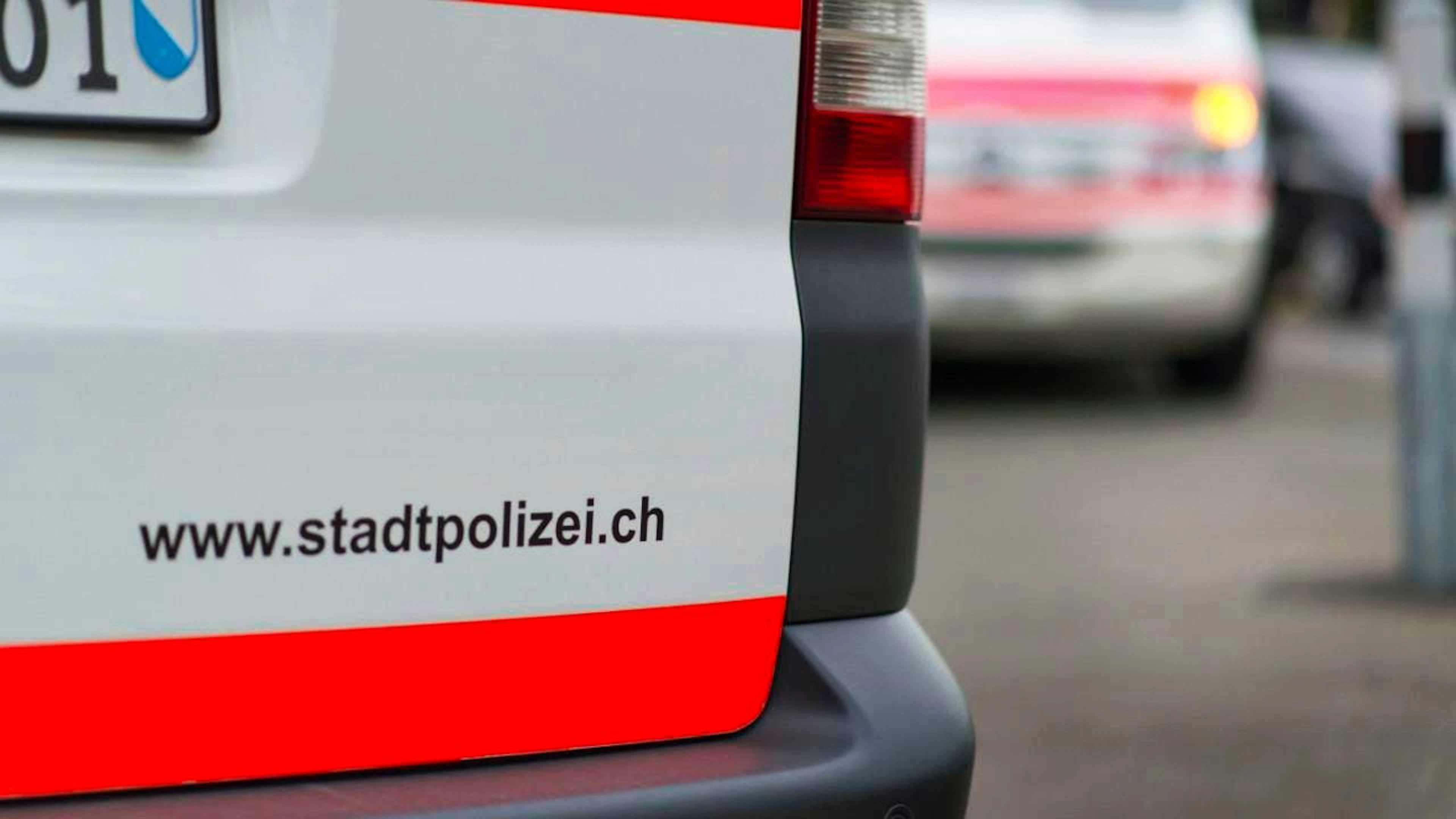 Mann mit Stichverletzung tot in Zürcher Wohnung gefunden