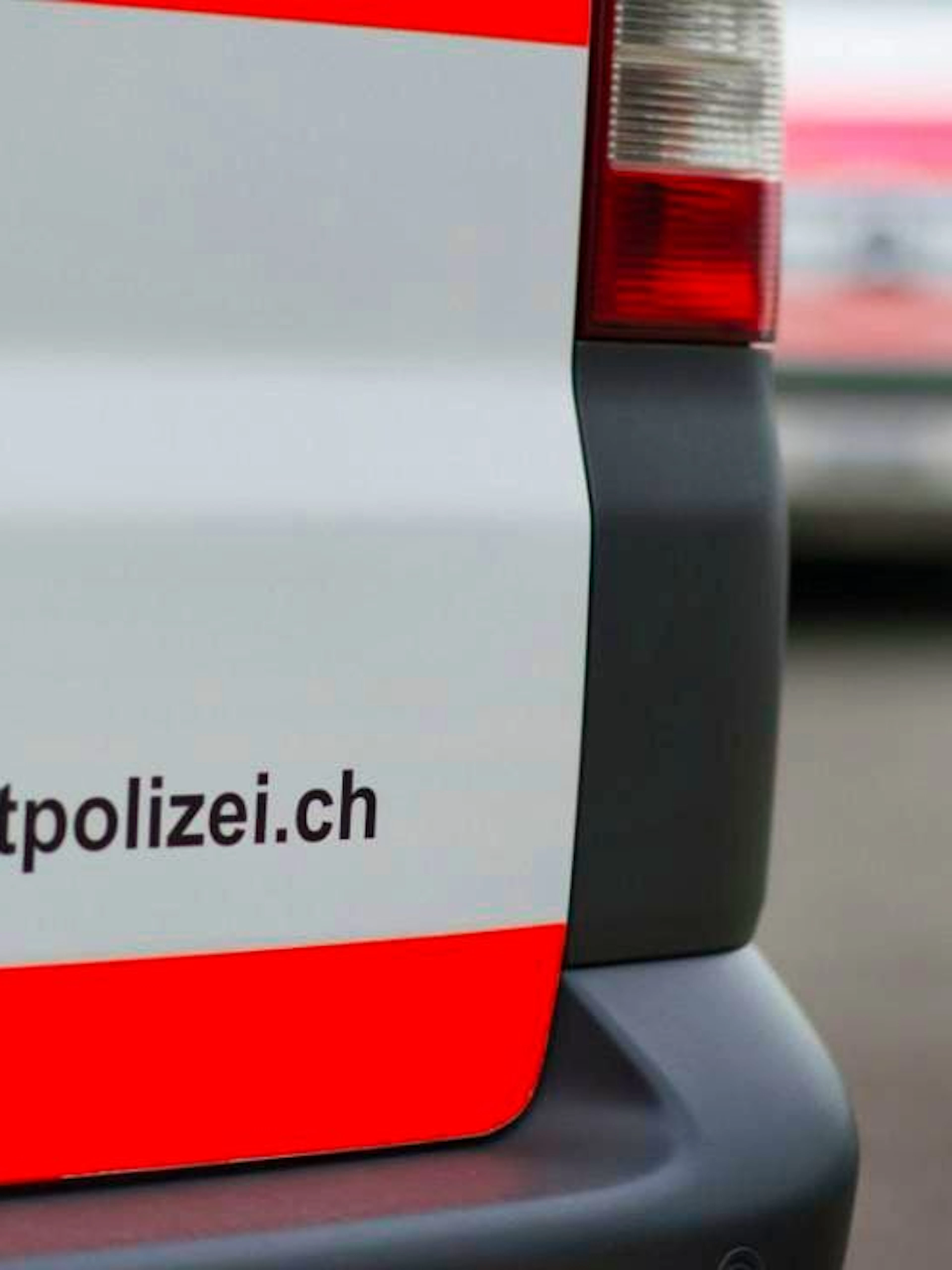 Mann mit Stichverletzung tot in Zürcher Wohnung gefunden