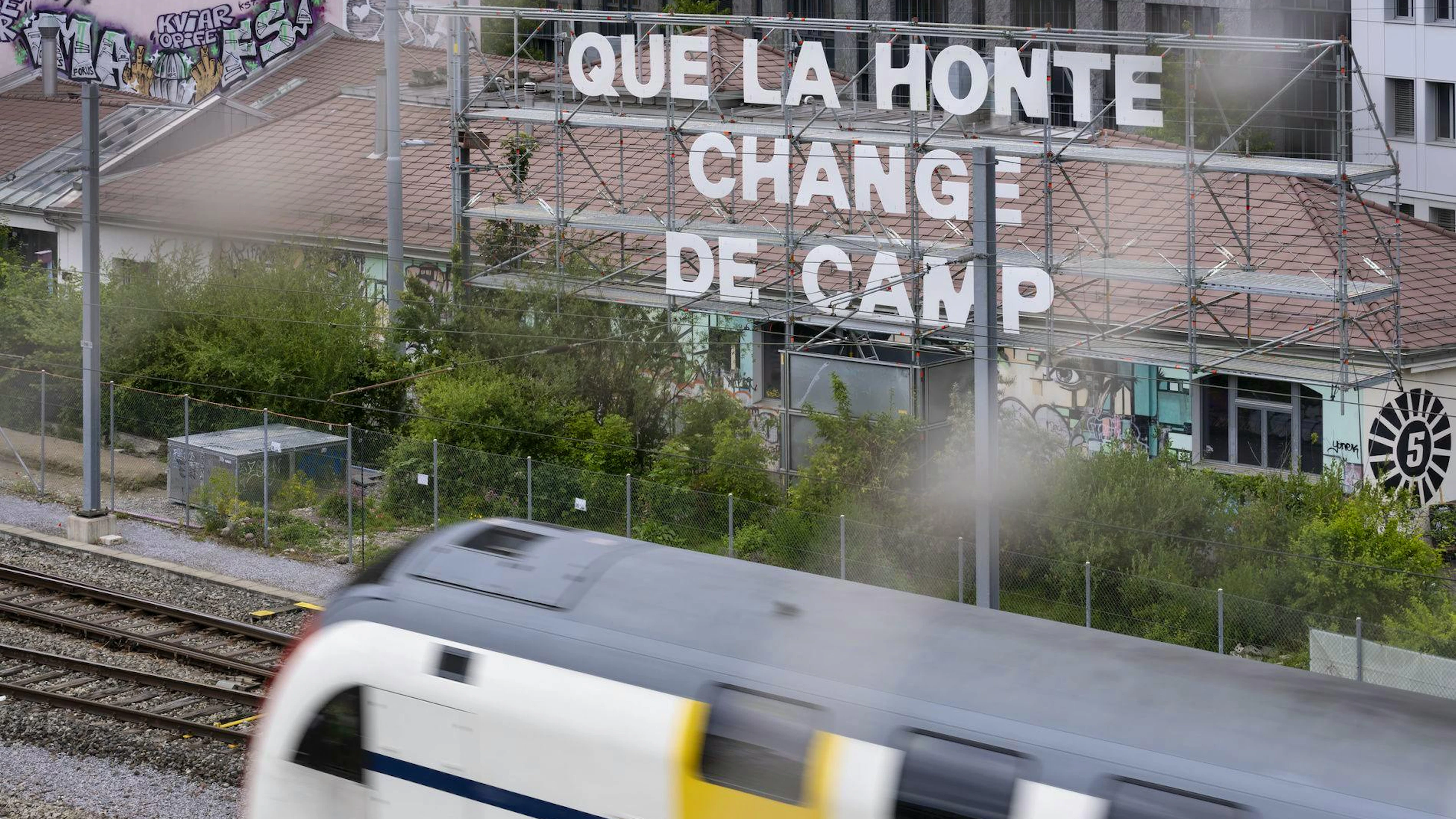 Gisèle Pelicots Forderung («Die Scham muss die Seite wechseln») ging um die Welt. Hier eine Kunstinstallation an der Zürcher Zollstrasse am Rande der SBB-Gleise.
