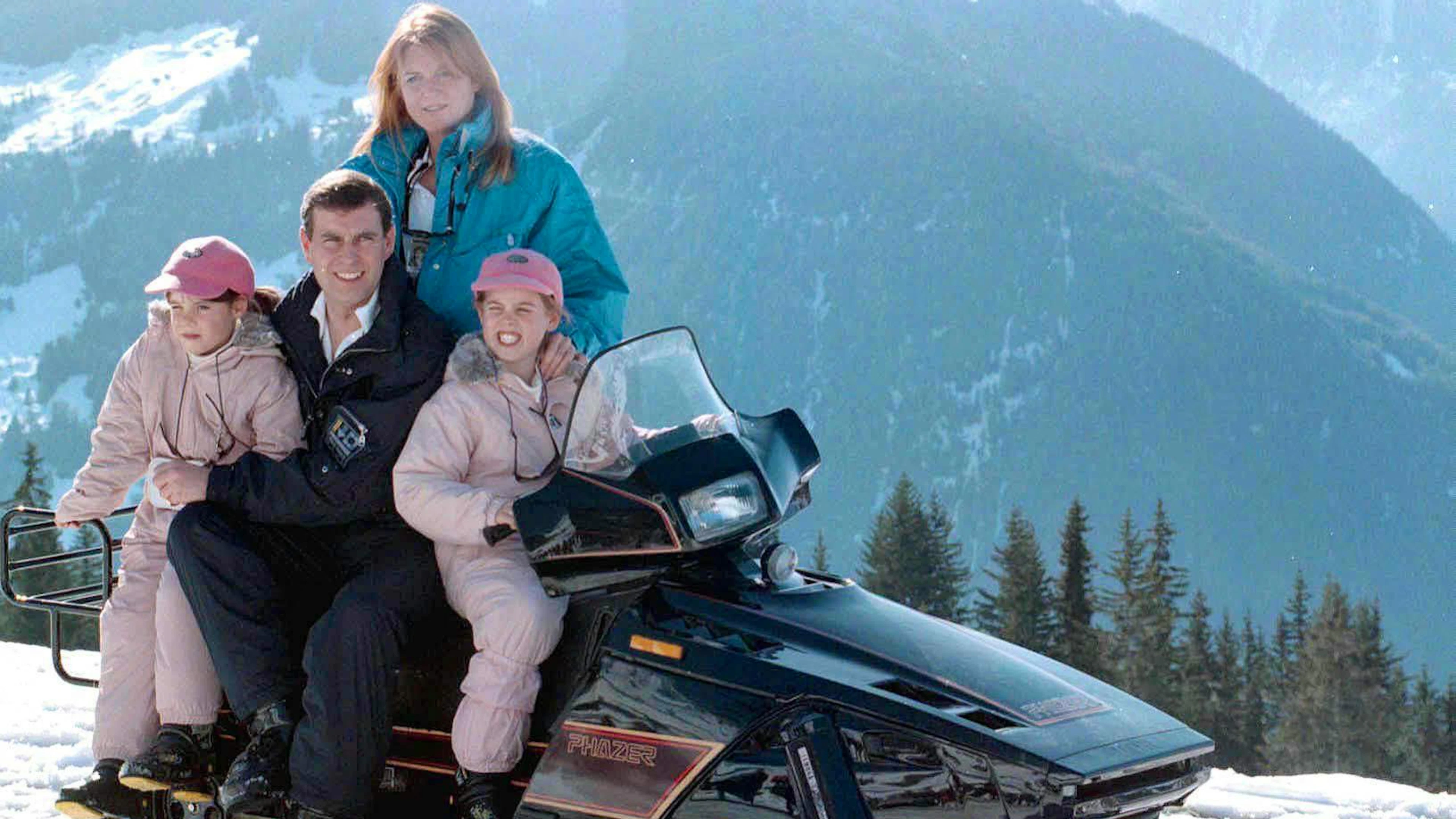 Aus ihrer Ehe stammen die beiden Töchter Beatrice (r.), und Eugenie. Hier während ihrer Winterferien in Verbier VS 1998.&nbsp;