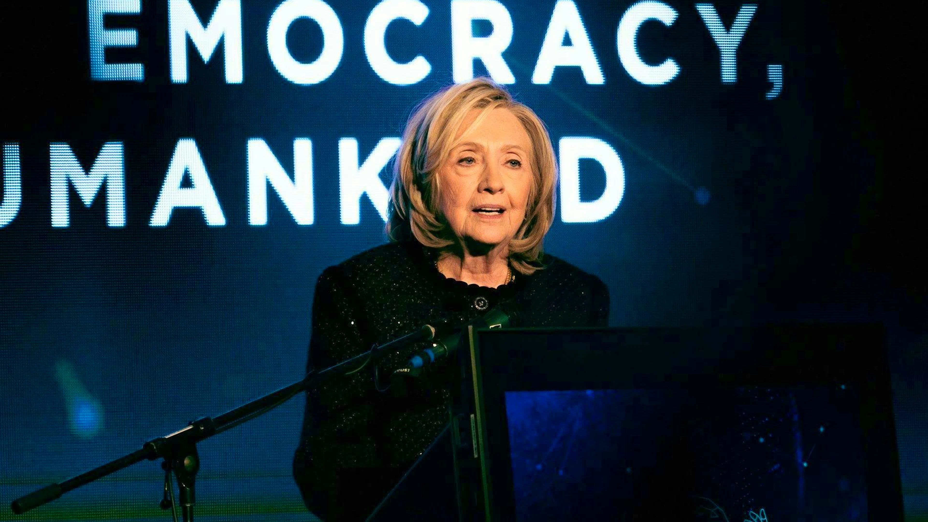 L'ancienne secrétaire d'État américaine Hillary Clinton s'exprime aujourd'hui lors de l'ouverture du «The World Forum 2026» à l'hôtel Adlon Kempinski à Berlin.