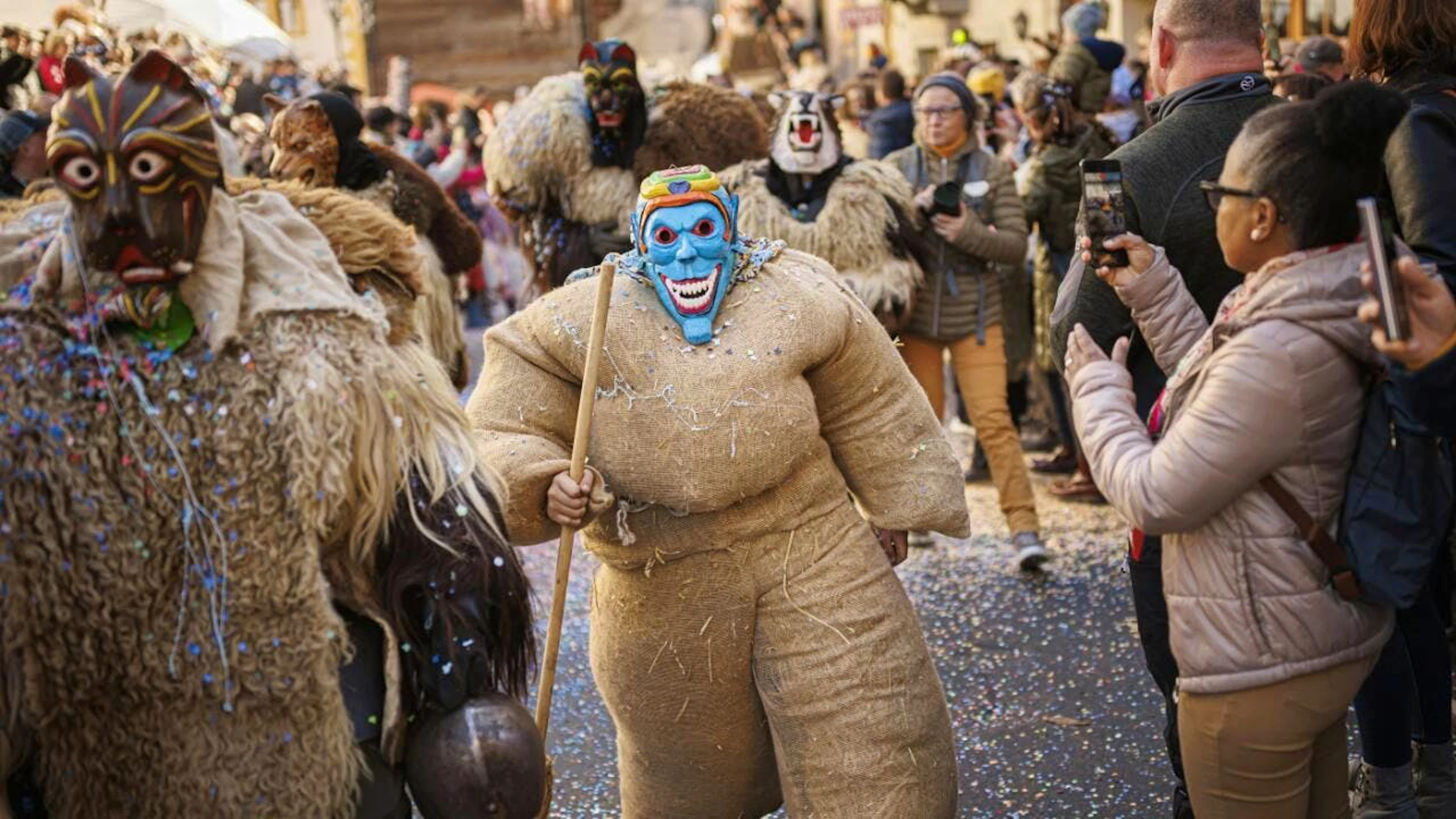 Les empaillés, parmi les personnages les plus emblématiques du Carnaval d'Evolène, défilent le dimanche de l'événement, avec leurs quelque 30 kilos de paille (image d'archive).