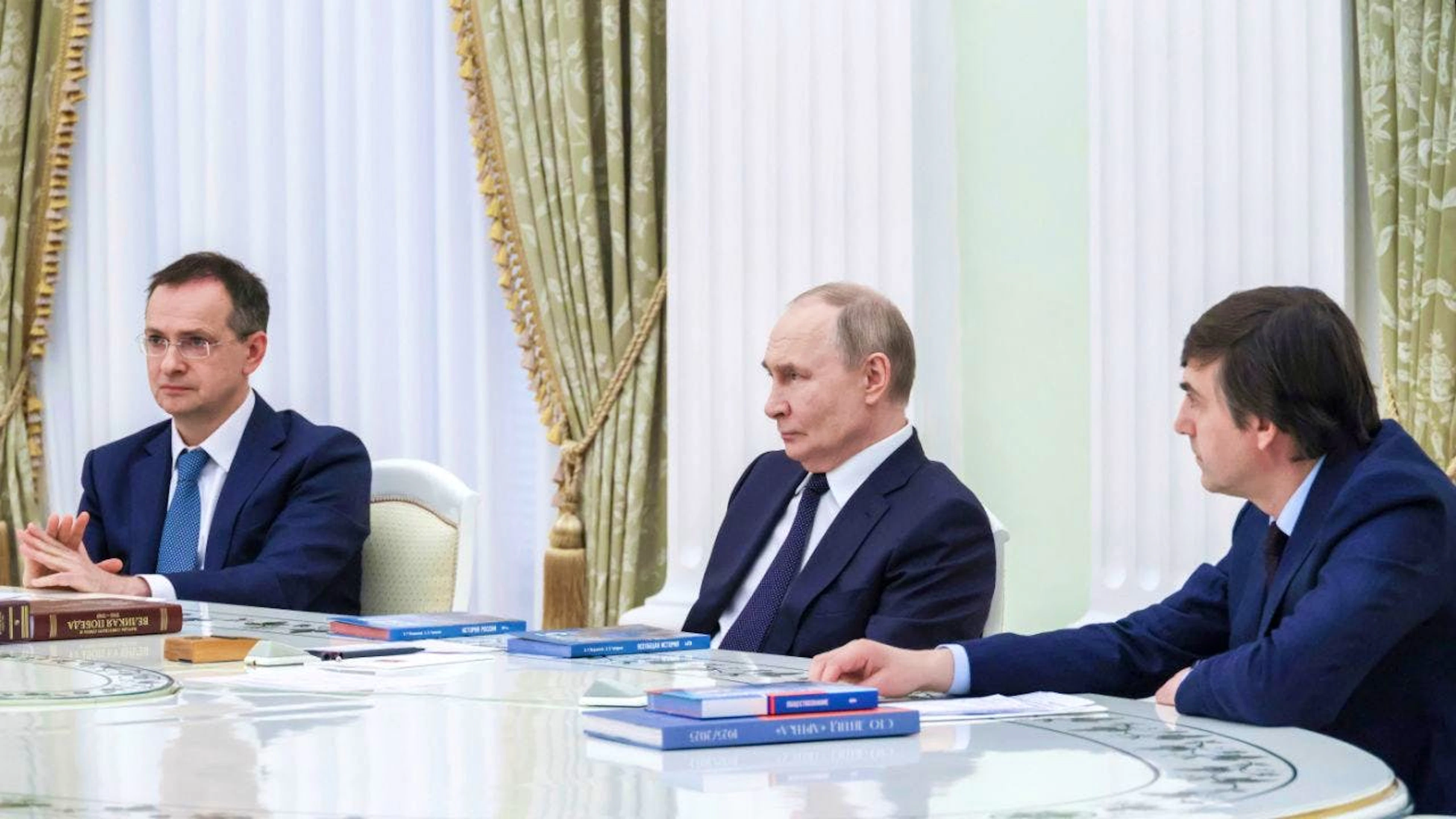 La délégation russe est conduite par l'historien nationaliste Vladimir Medinski, un ancien ministre de la Culture (à gauche, archives).