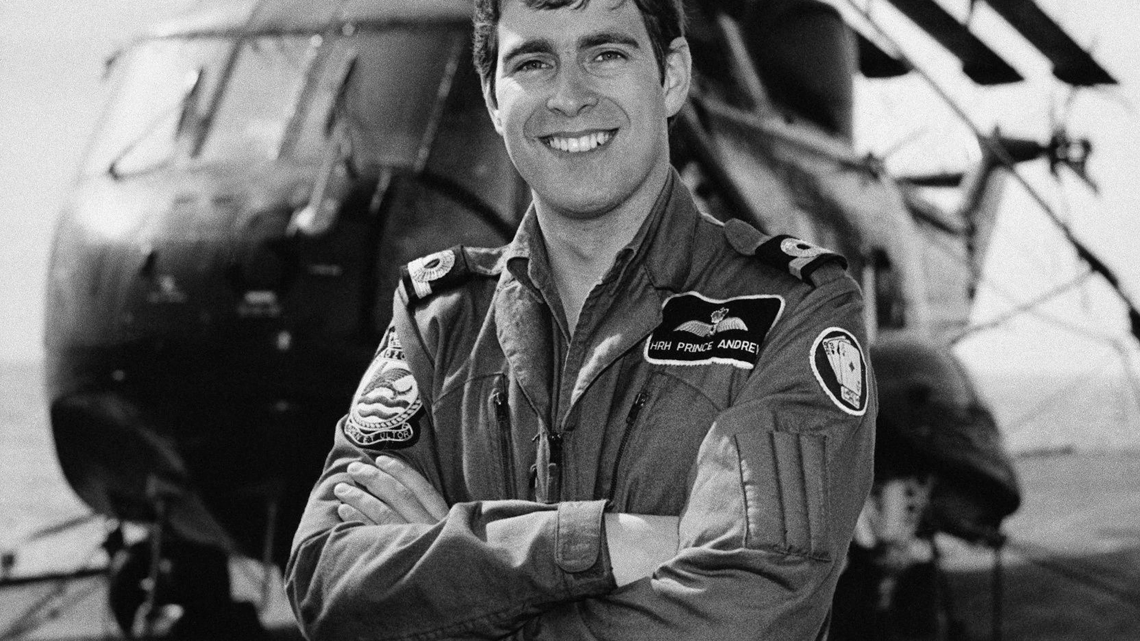 Prinz Andrew im November 1982. Damals als 22-jähriger Sub-Lieutenant der Royal Navy, bereitete er sich auf einen Überflug im Rahmen der «Welcome Home»-Parade nach dem Falklandkrieg in Plymouth vor. Er steuerte einen Sea-King-Helikopter. (Archivbild)