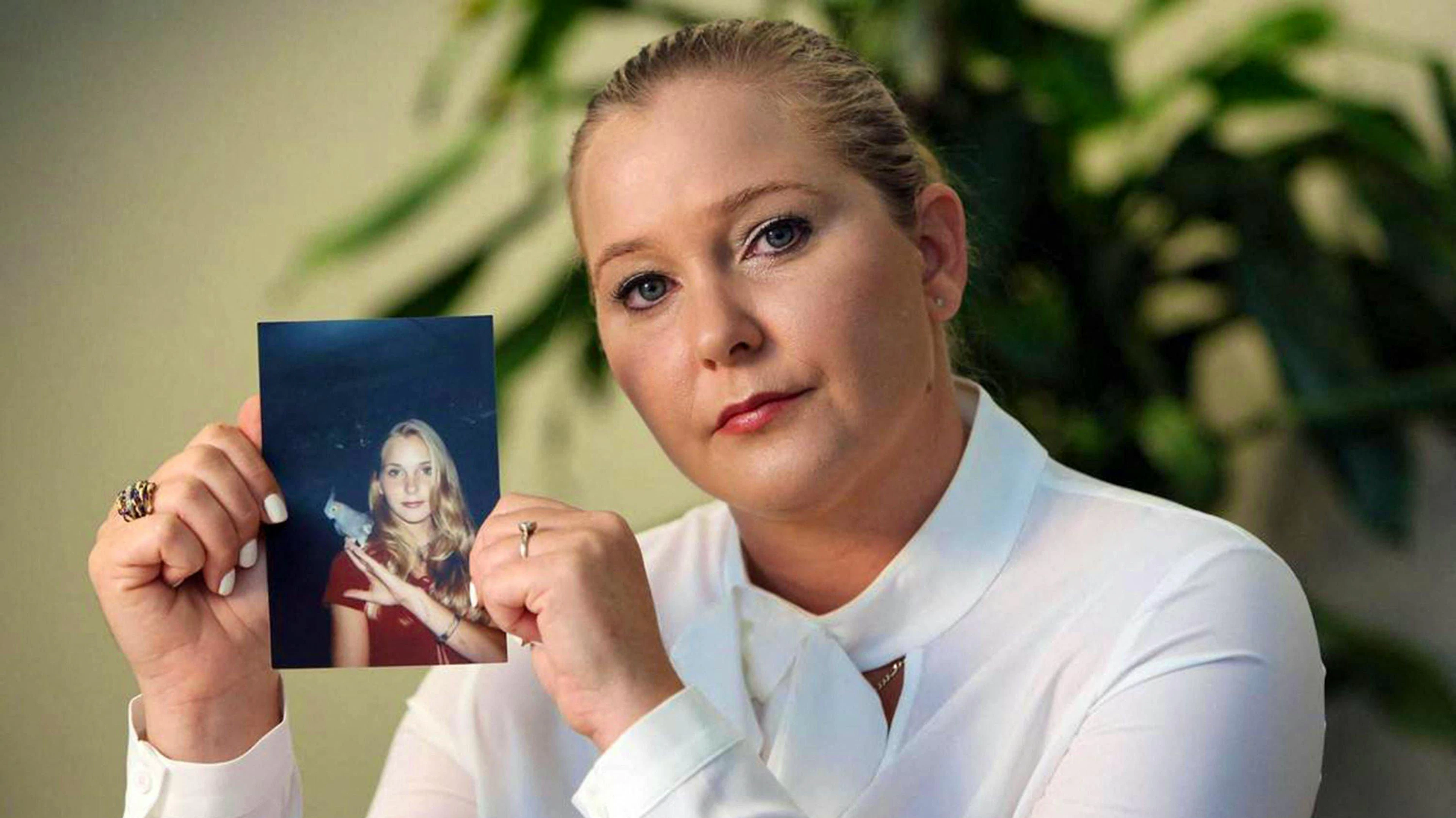 Virginia Giuffre hält 2023 ein Foto von sich als Teenagerin in der Hand. Als Minderjährige soll Giuffre über Jeffrey Epstein an den britischen Prinzen Andrew geraten und von ihm missbraucht worden sein.