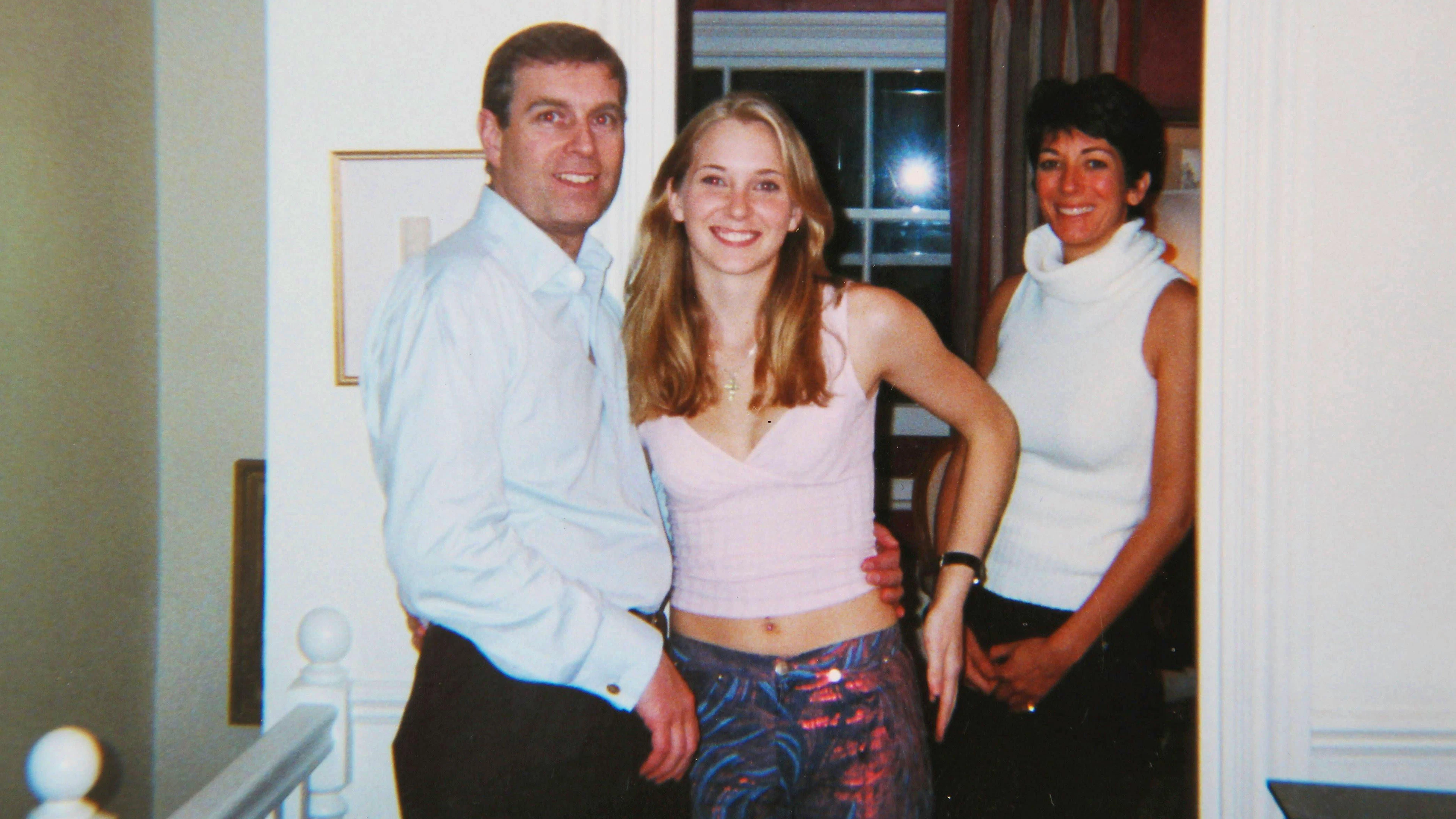 Ein Foto zeigt Prinz Andrew mit Virginia Roberts (damals 17) in London. Es soll Anfang 2001 aufgenommen worden sein.