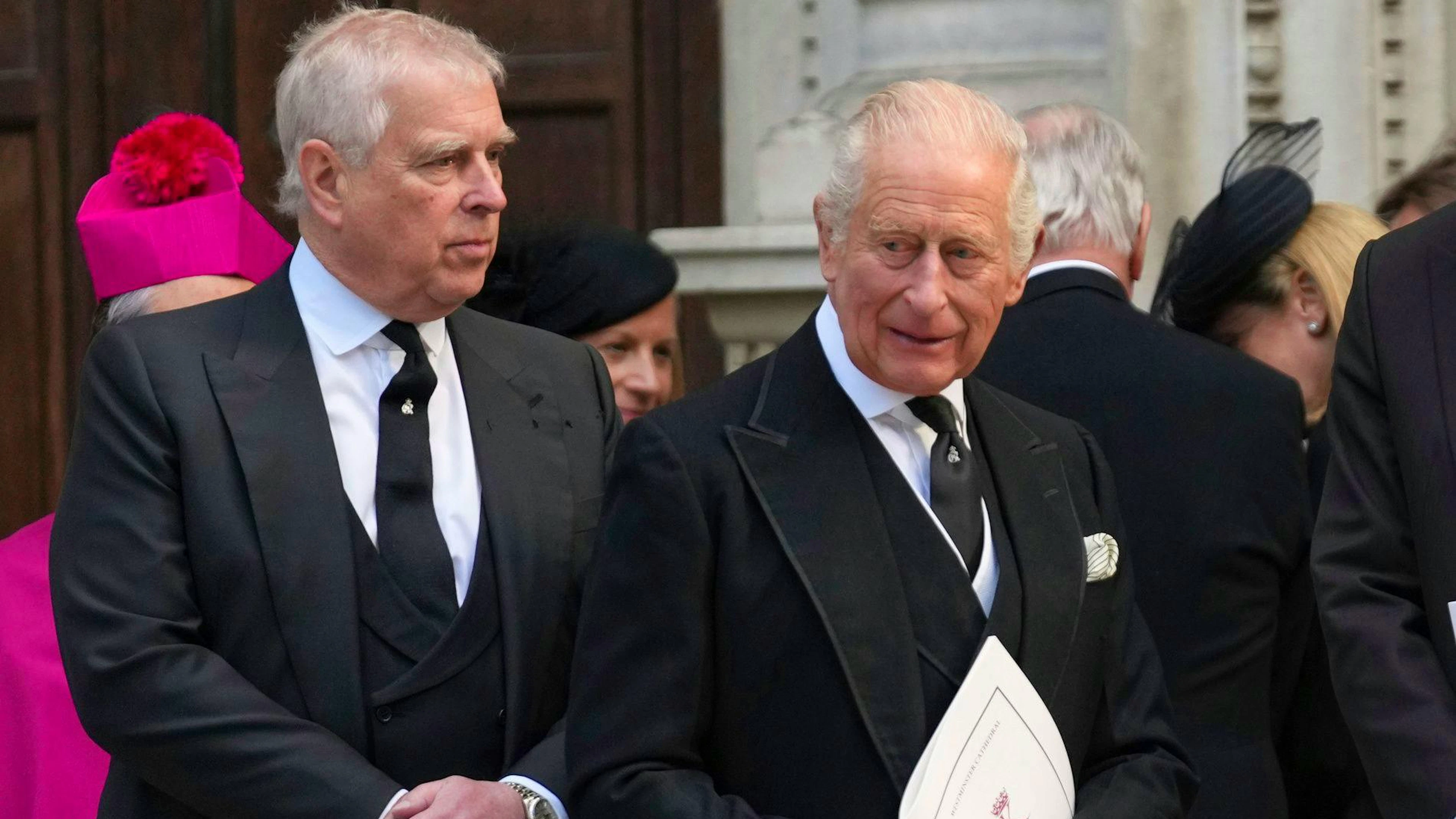 Sein Bruder, König Charles (rechts), entzieht Prinz Andrew seine restlichen royalen Titel. Zudem muss Andrew aus seinem Anwesen Royal Lodge ausziehen.