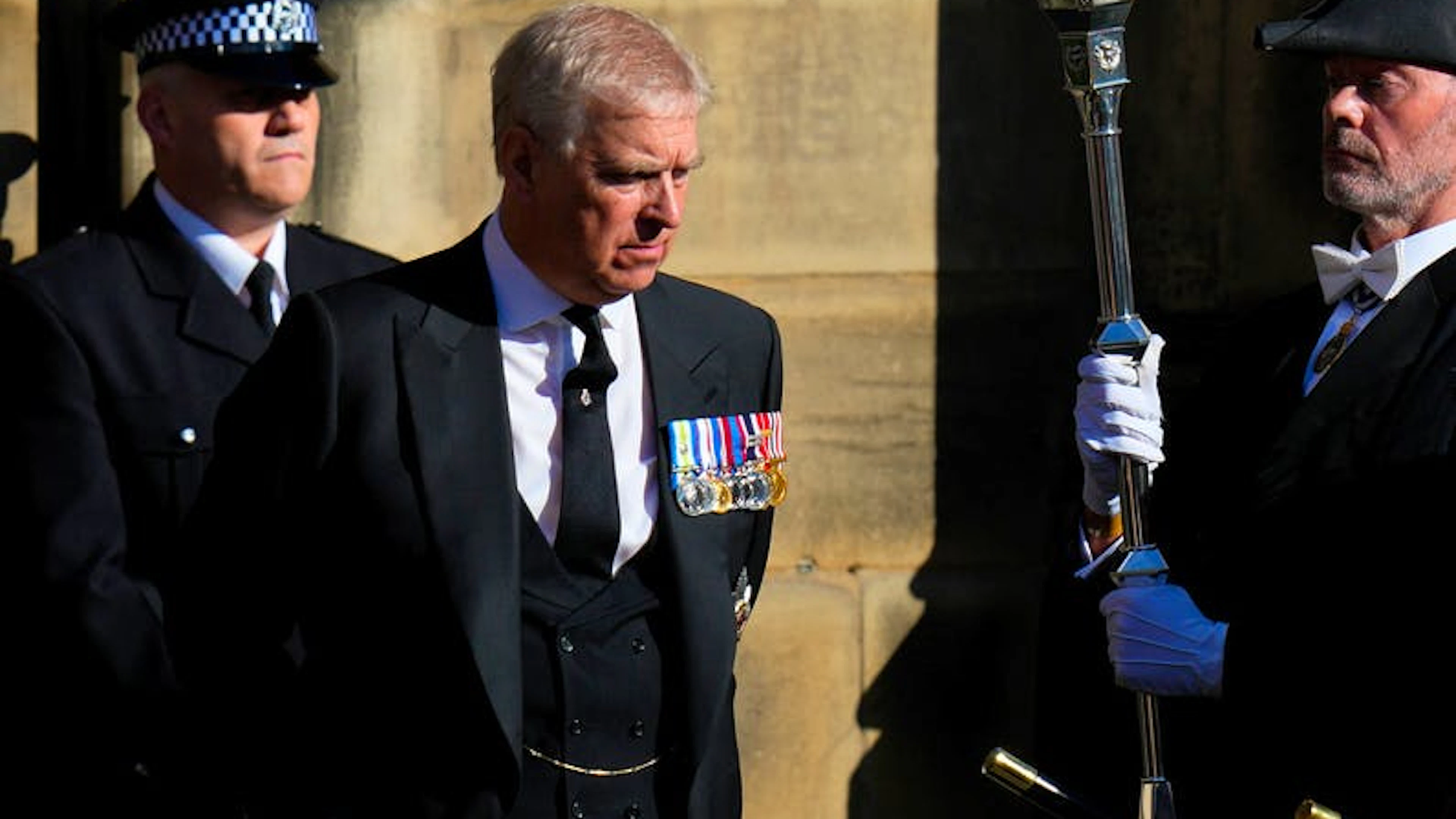 Prinz Andrew verlässt am. 13. September 2022 die St. Giles Kathedrale nach der Ankunft des Sarges mit den sterblichen Überresten seiner Mutter Queen Elizabeth in Edinburgh, Schottland. (Archivbild)