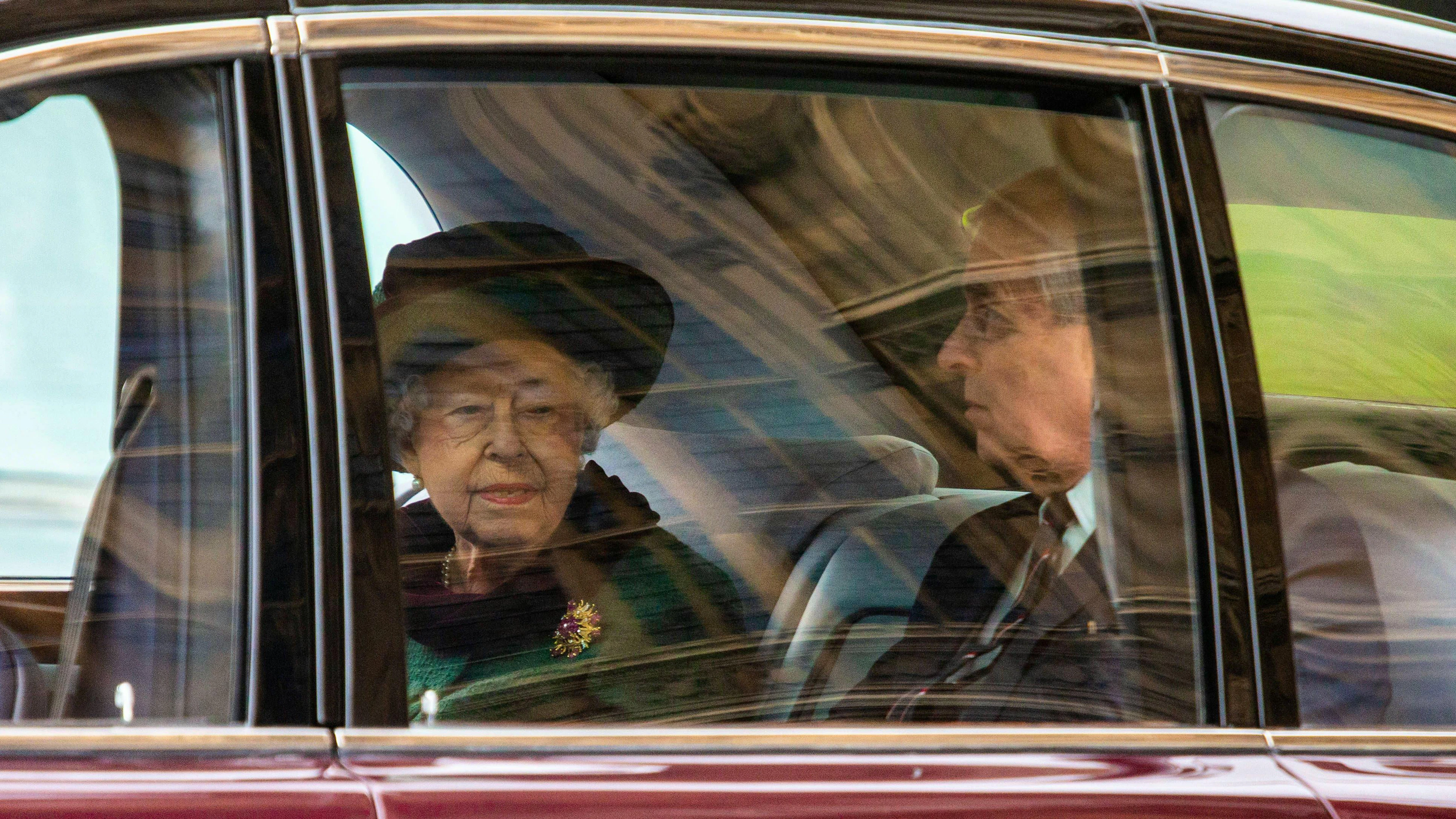 Kurz vor ihrem Tod entzog Königin Elizabeth II. ihrem Sohn alle militärischen Titel.