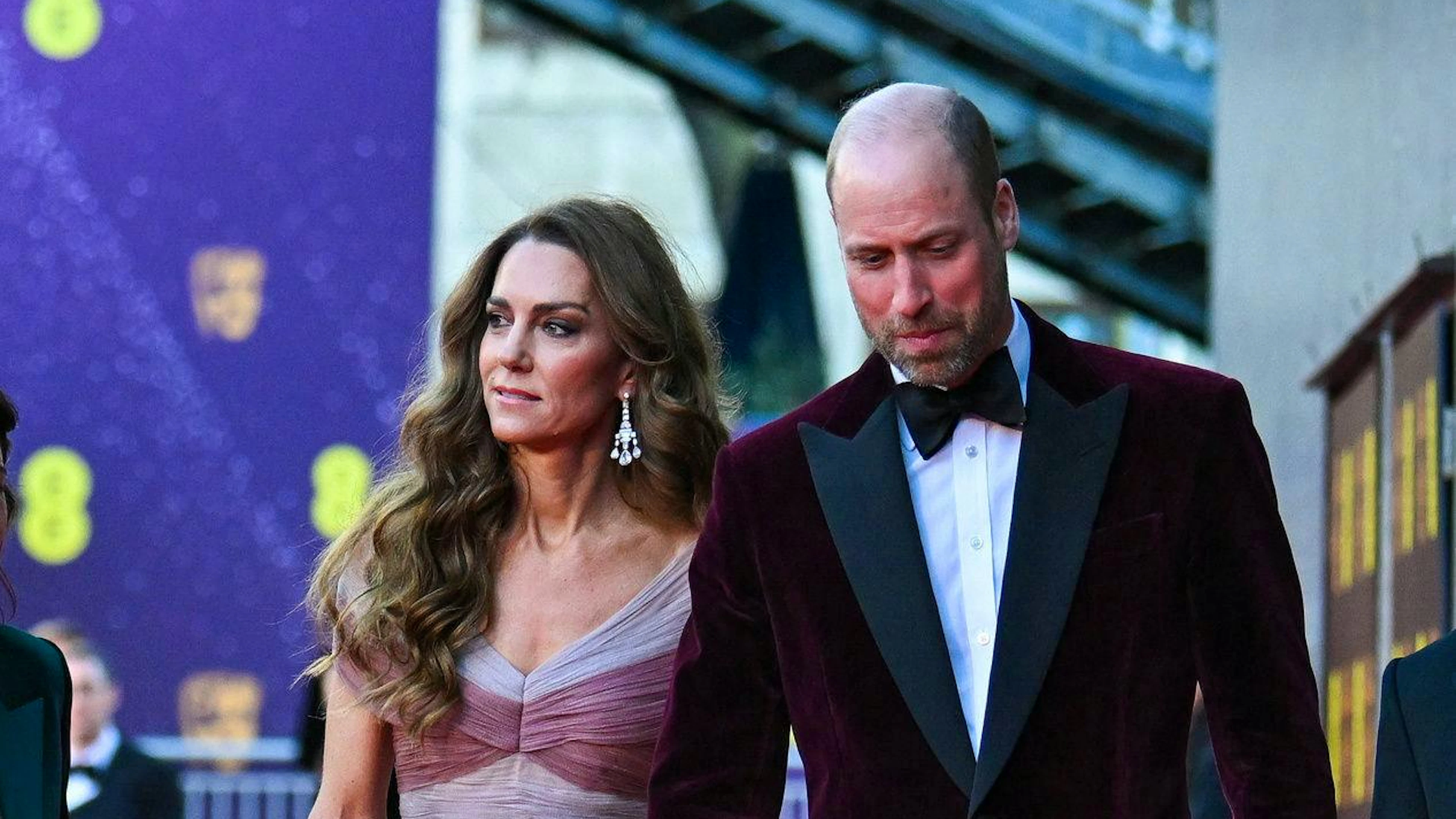 Ai BAFTA il principe William appare stanco e ammette: «Non sono sereno». Kate in lacrime per «Hamnet»