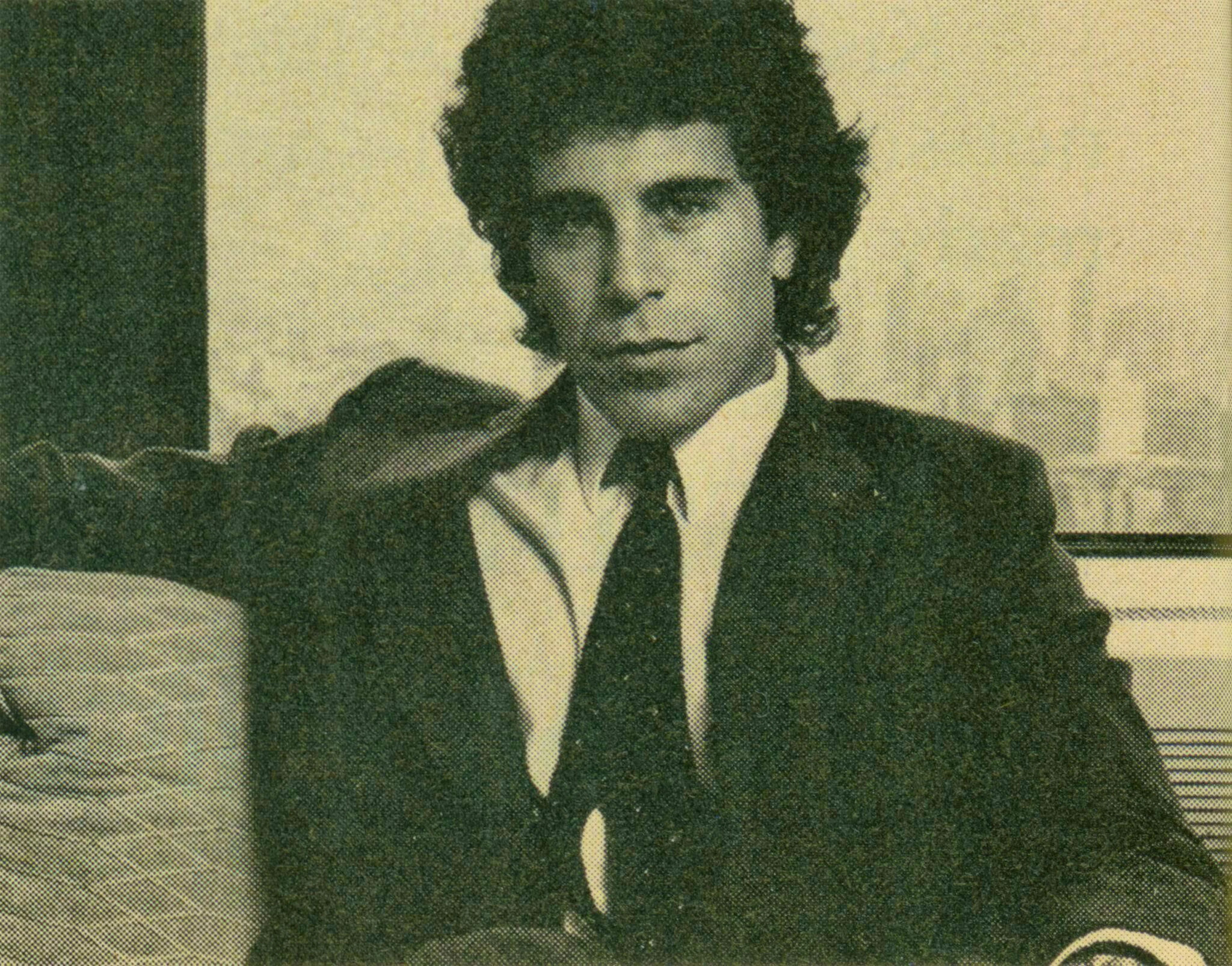 Il 27enne Jeffrey Epstein viene presentato come «Scapolo del mese» nella rivista statunitense «Cosmopolitan» nel luglio 1980.
