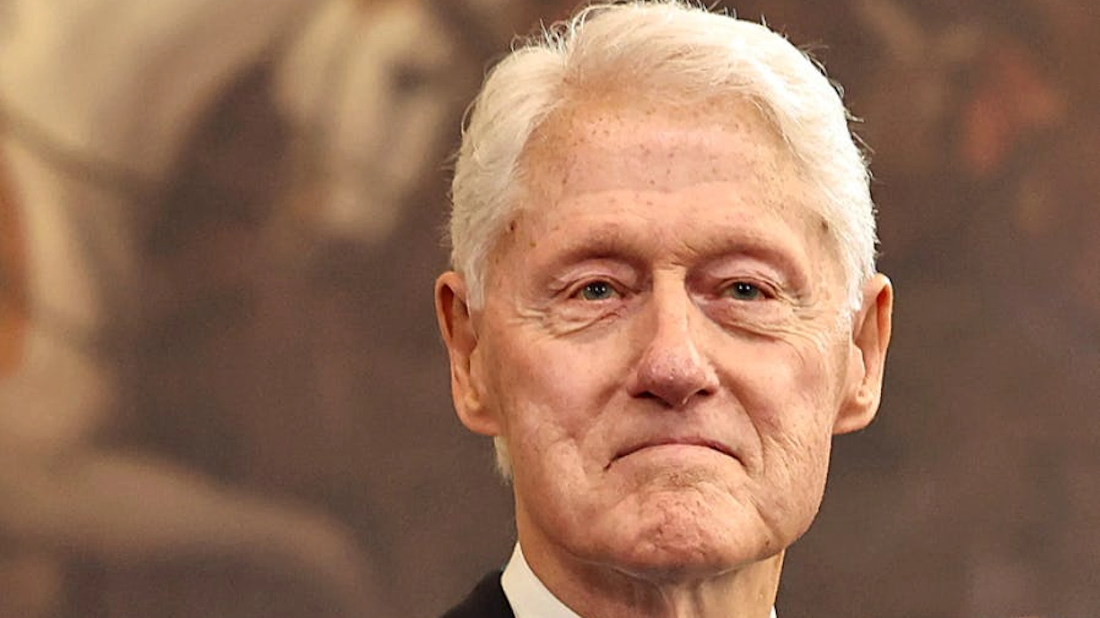 Bill Clinton a été proche du financier new-yorkais, voyageant à plusieurs reprises à bord de son jet privé, et ayant été photographié de nombreuses fois en sa compagnie.