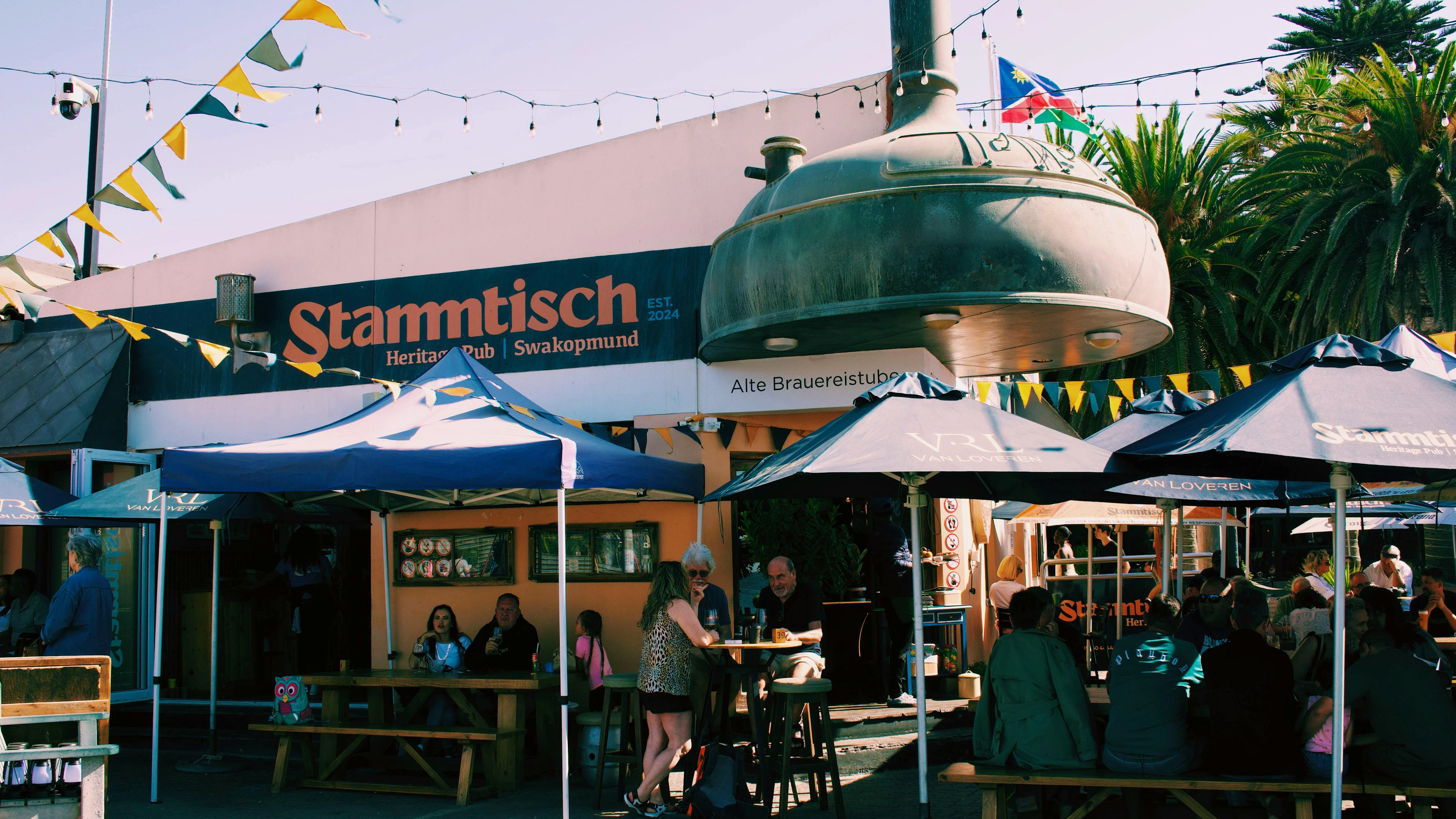 Am Stammtisch in Swakopmund trinken die Gäste deutsches Bier.