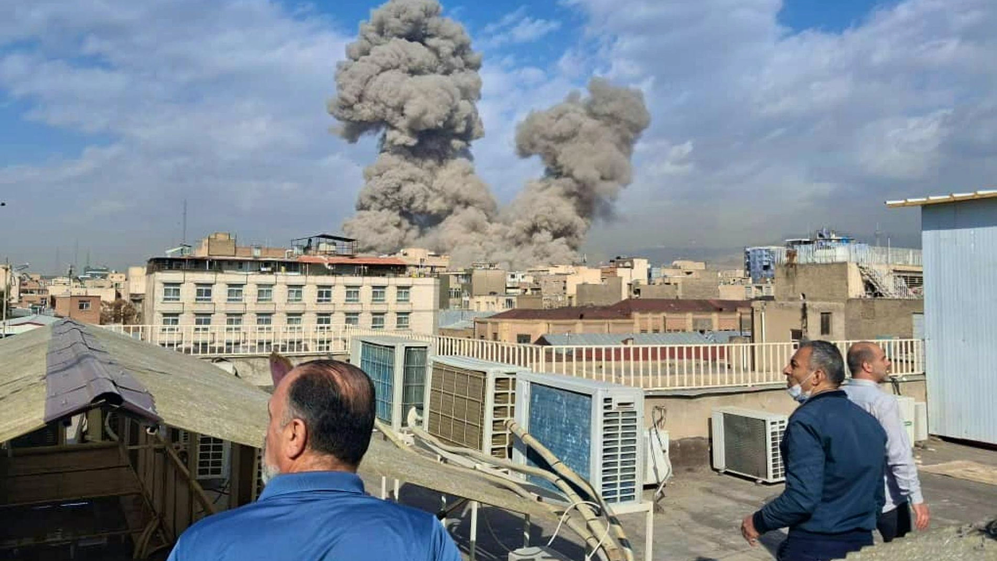 Menschen beobachten die Angriffe auf Teheran. 