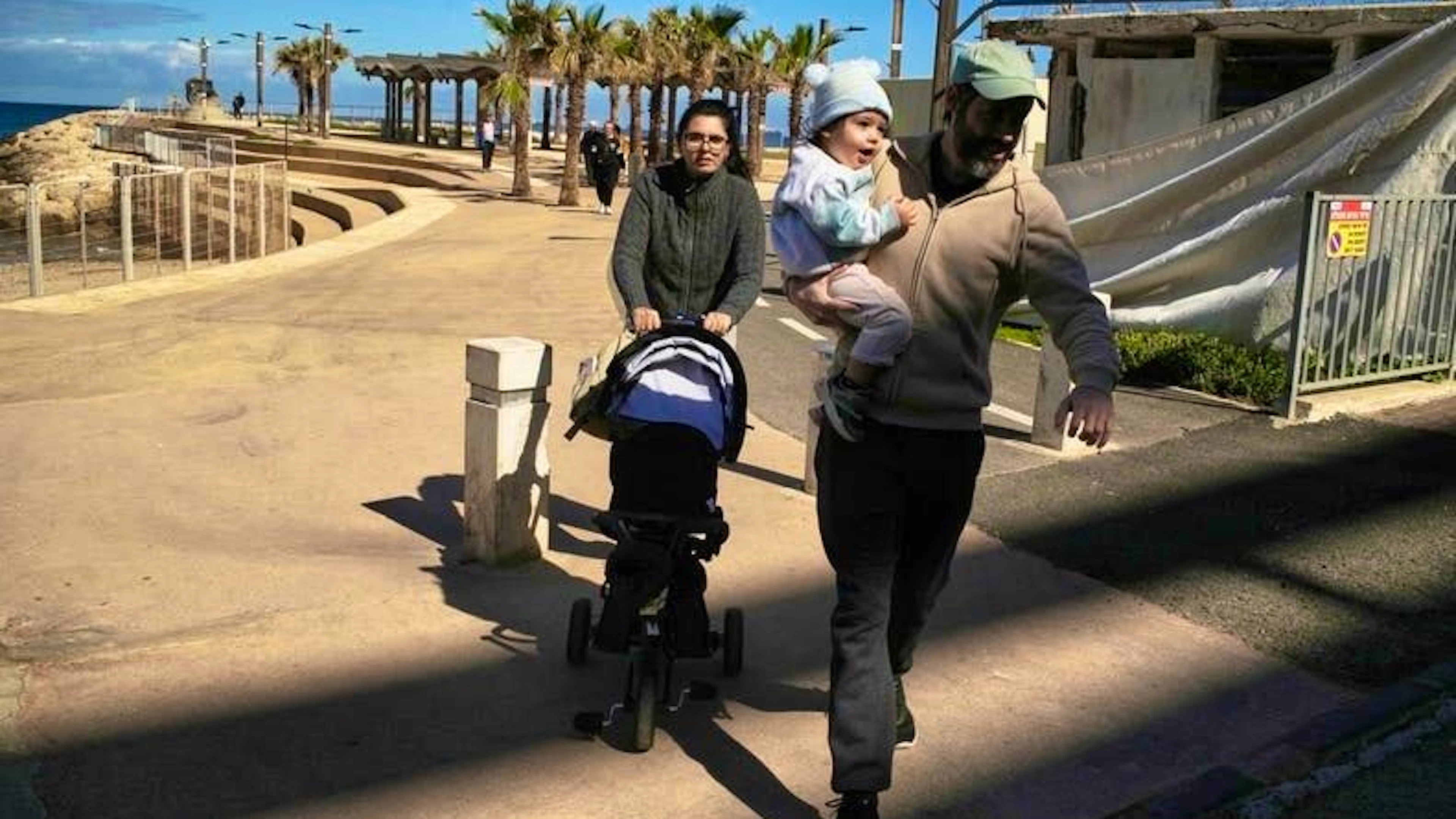 Una coppia con i loro due figli si precipita in un rifugio ad Haifa dopo che la sirena di allarme ha suonato in seguito agli attacchi israeliani contro l'Iran.