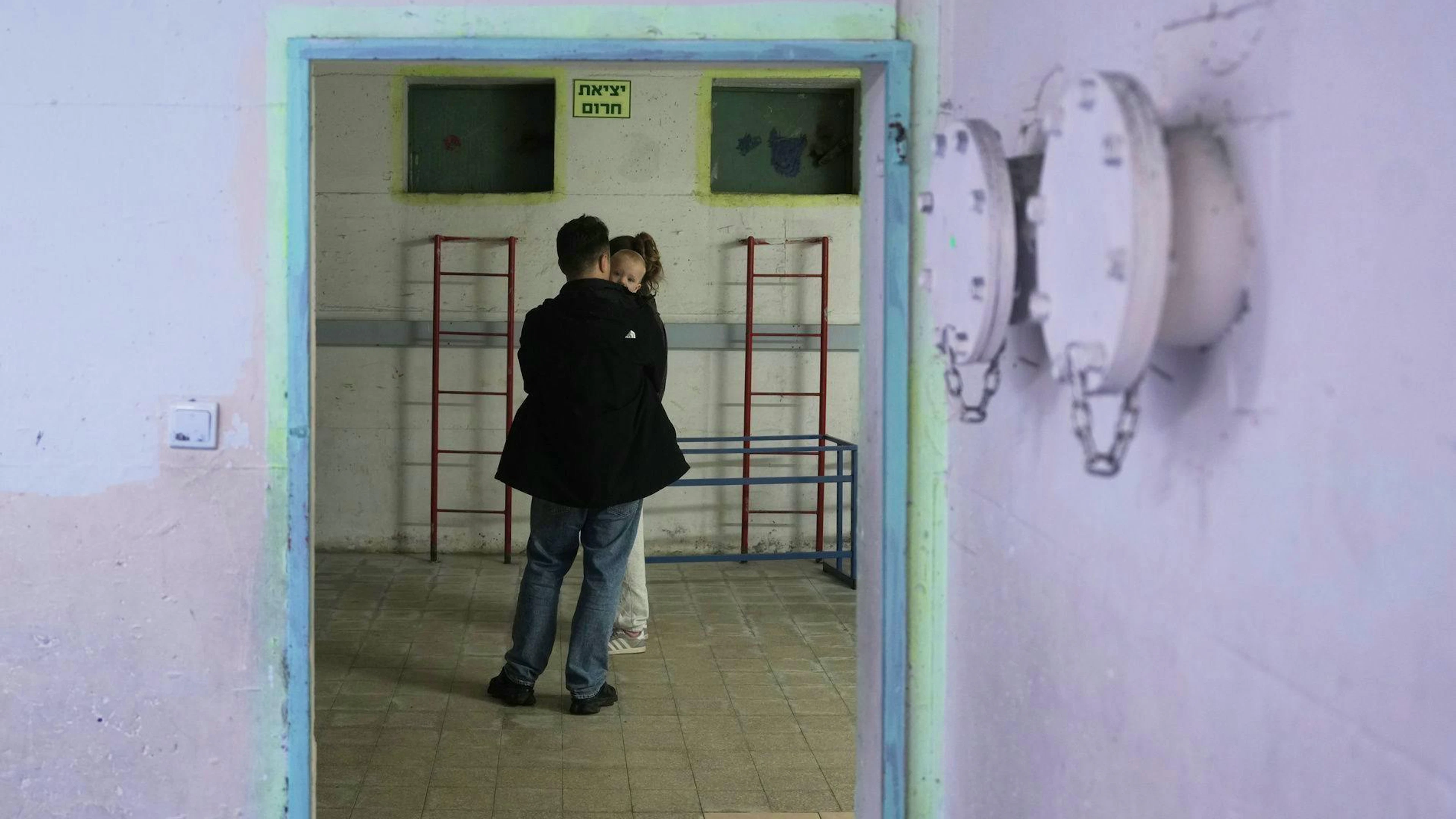 Menschen sind auch in Israel in Bunker geflohen. 