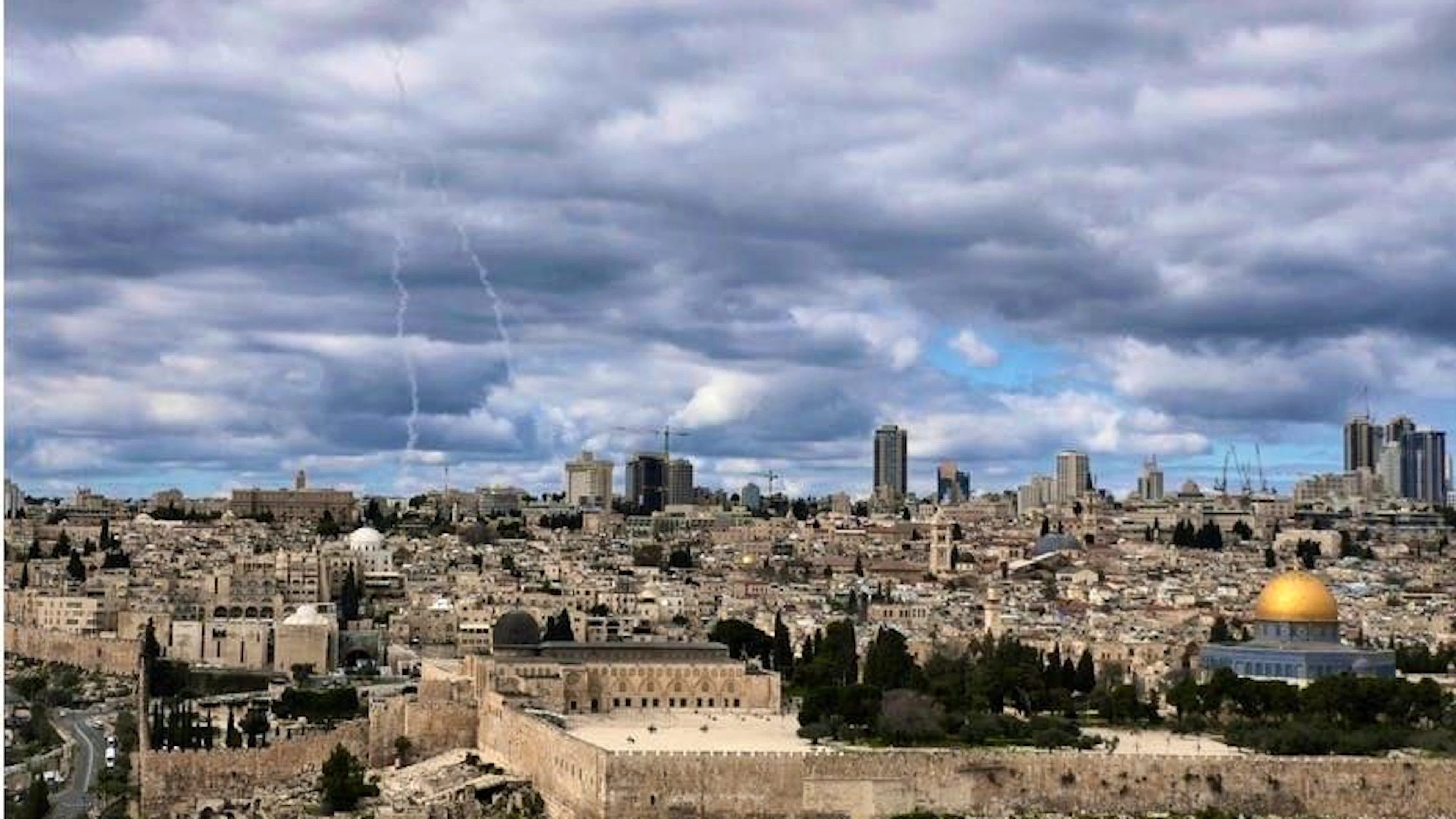 Le tracce di un missile di difesa aerea intercettato sono visibili sopra la Città Vecchia di Gerusalemme.